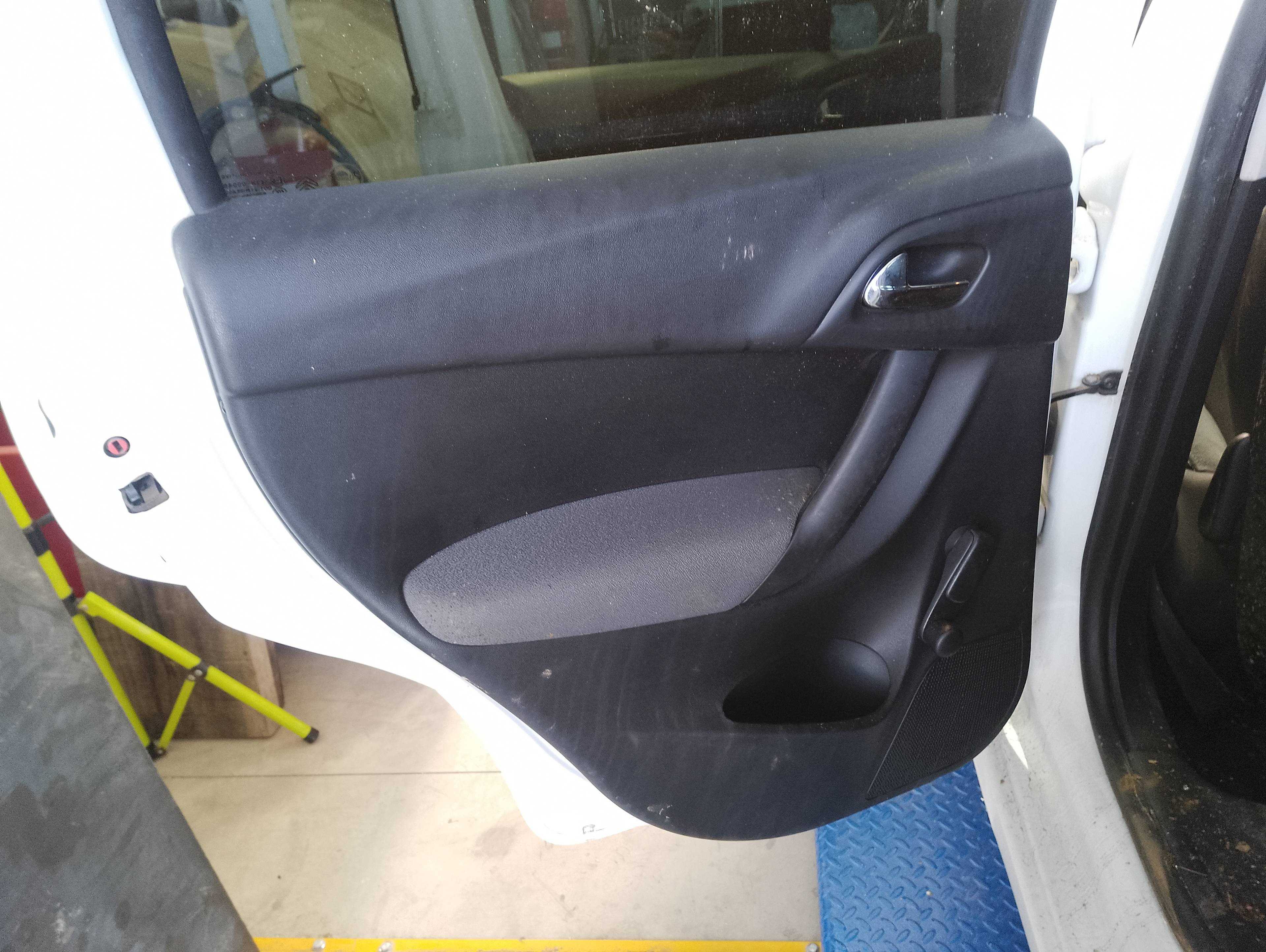 Recambio de guarnecido puerta trasera izquierda para citroën c3 attraction referencia OEM IAM   