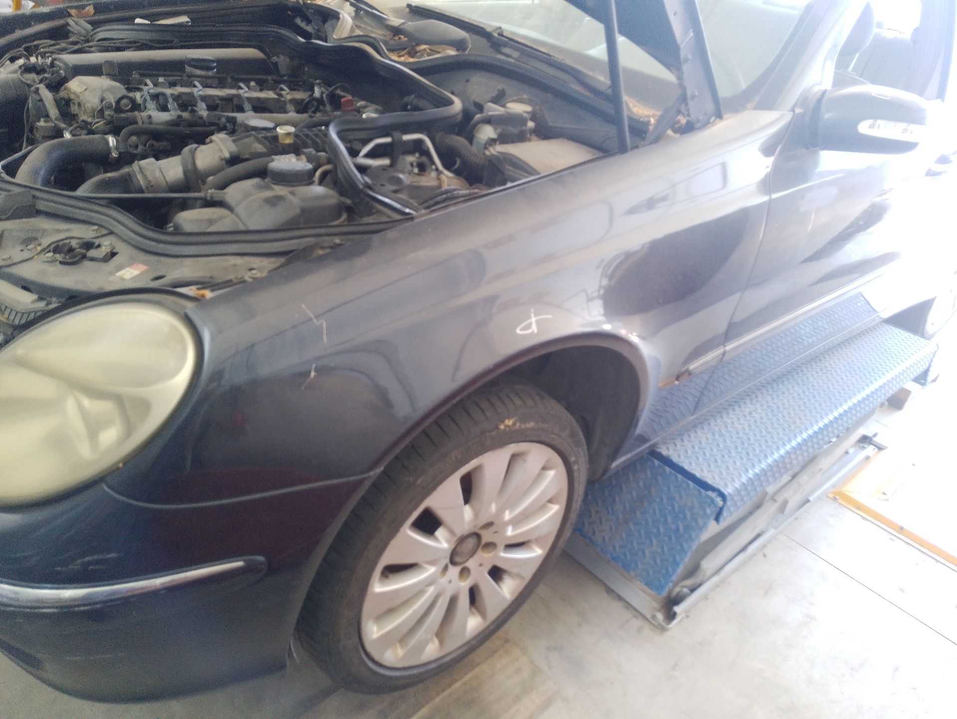 Recambio de aleta delantera izquierda para mercedes-benz clase e (w211) e 270 cdi (211.016) referencia OEM IAM 2118801318  