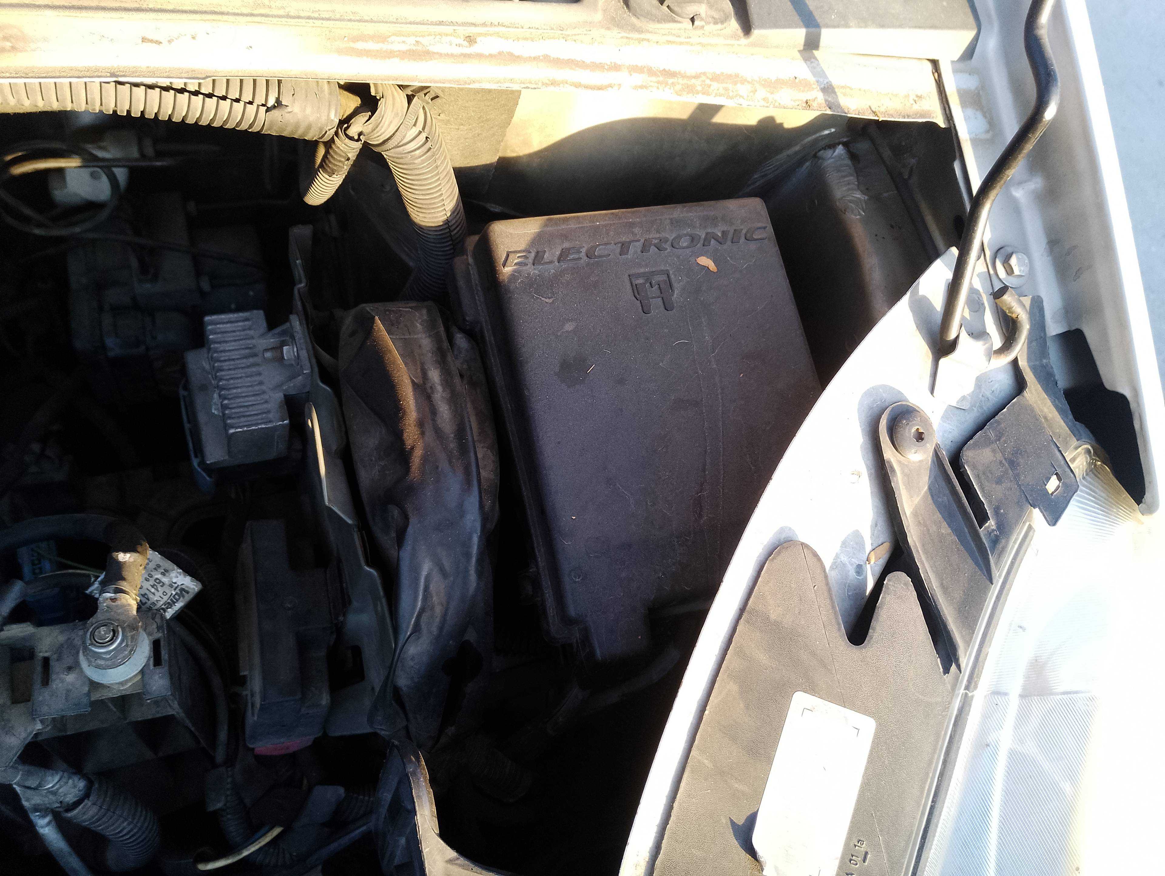 Recambio de caja reles / fusibles para citroën xsara picasso 1.6 hdi 90 exclusive referencia OEM IAM   