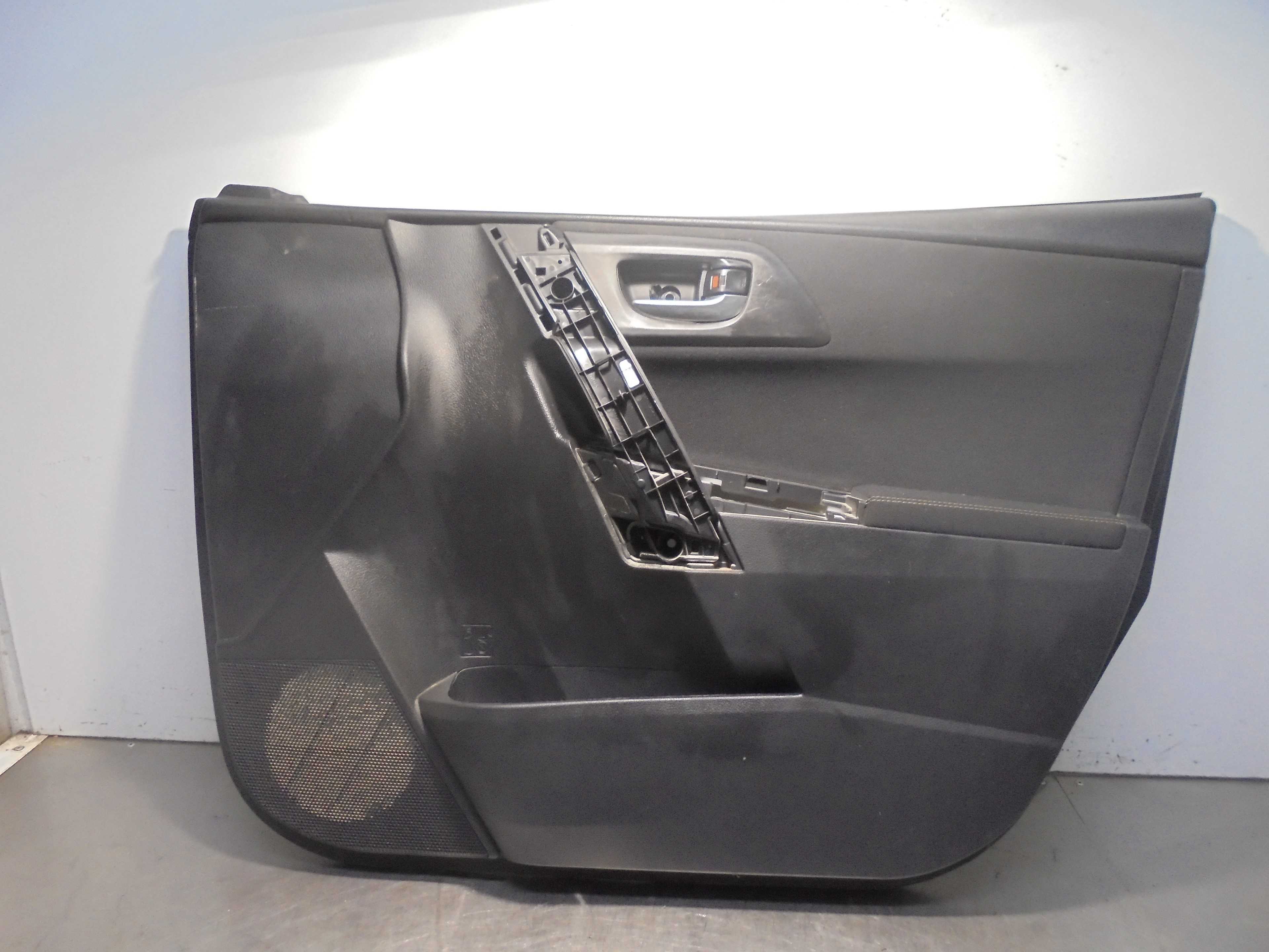 Recambio de guarnecido puerta delantera derecha para toyota auris hybrid active referencia OEM IAM 6777702300  