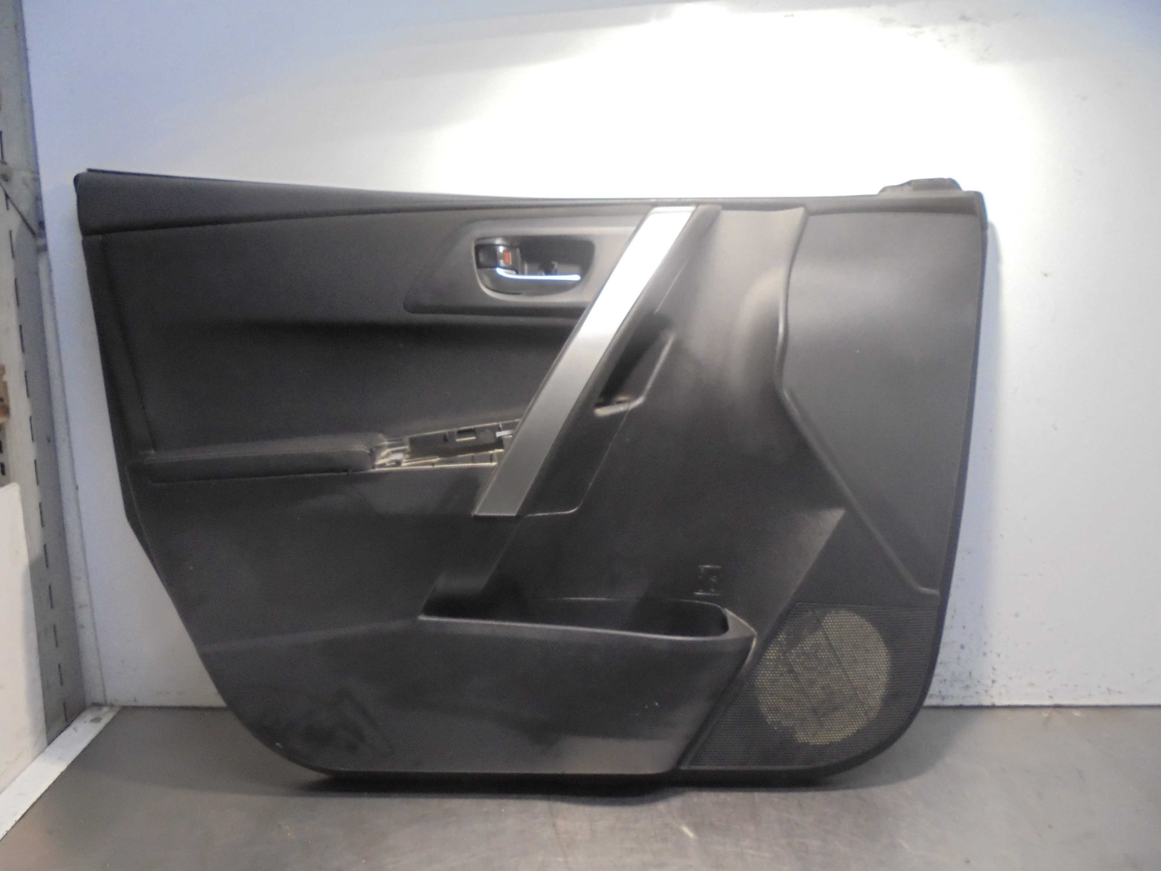 Recambio de guarnecido puerta delantera izquierda para toyota auris hybrid active referencia OEM IAM 6777802280  