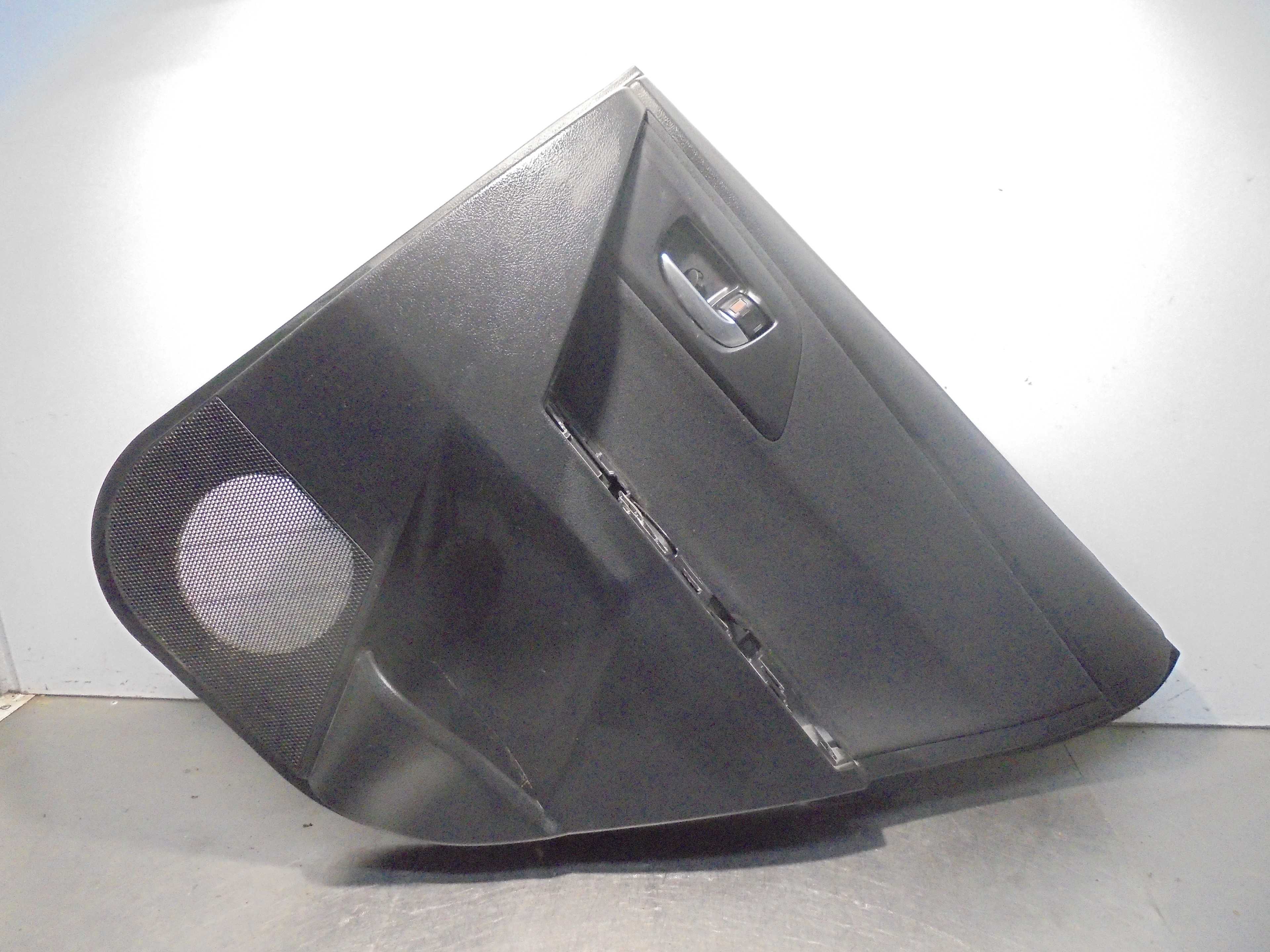 Recambio de guarnecido puerta trasera derecha para toyota auris hybrid active referencia OEM IAM 6777502380  