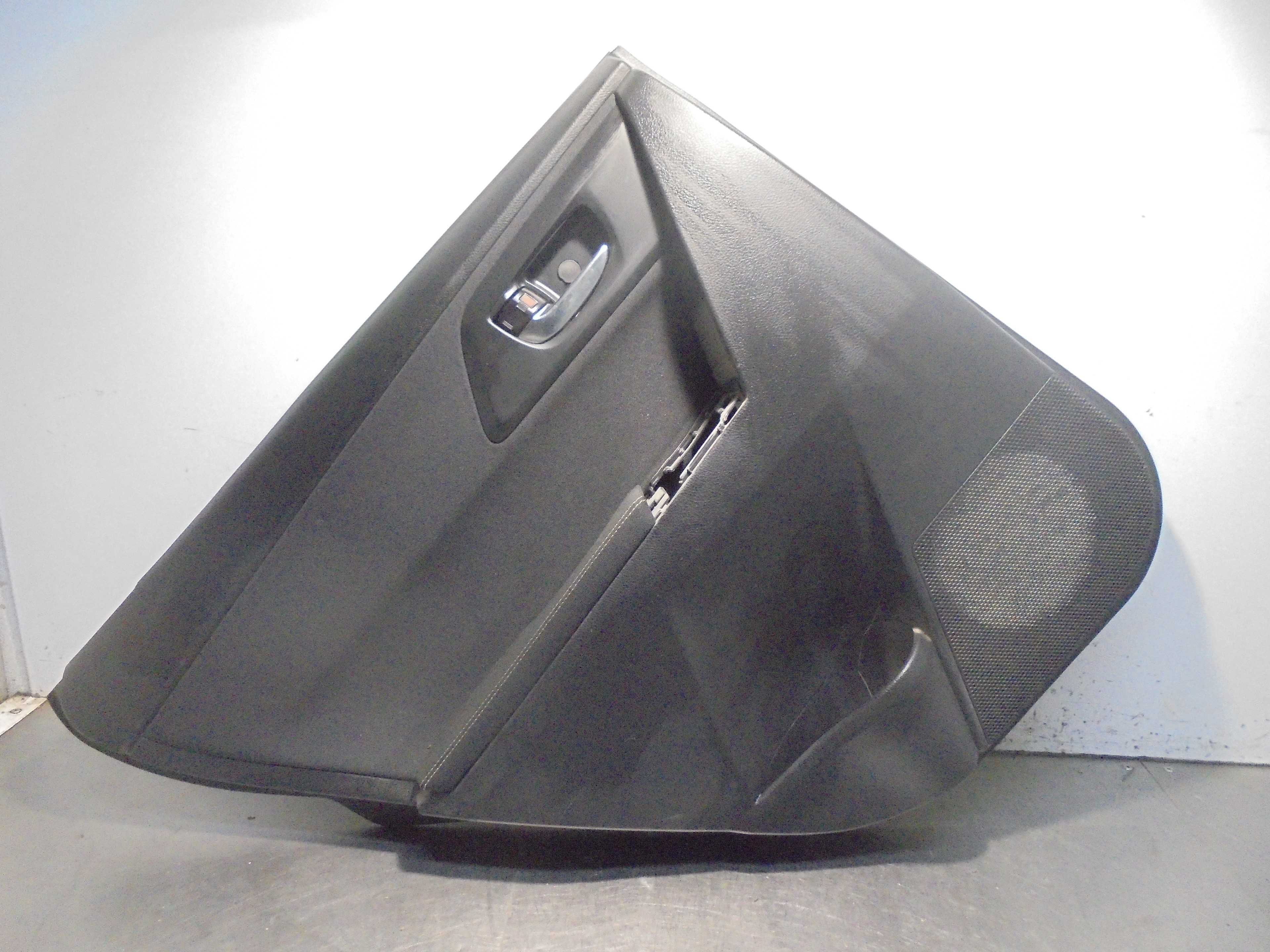 Recambio de guarnecido puerta trasera izquierda para toyota auris hybrid active referencia OEM IAM 6778802110  