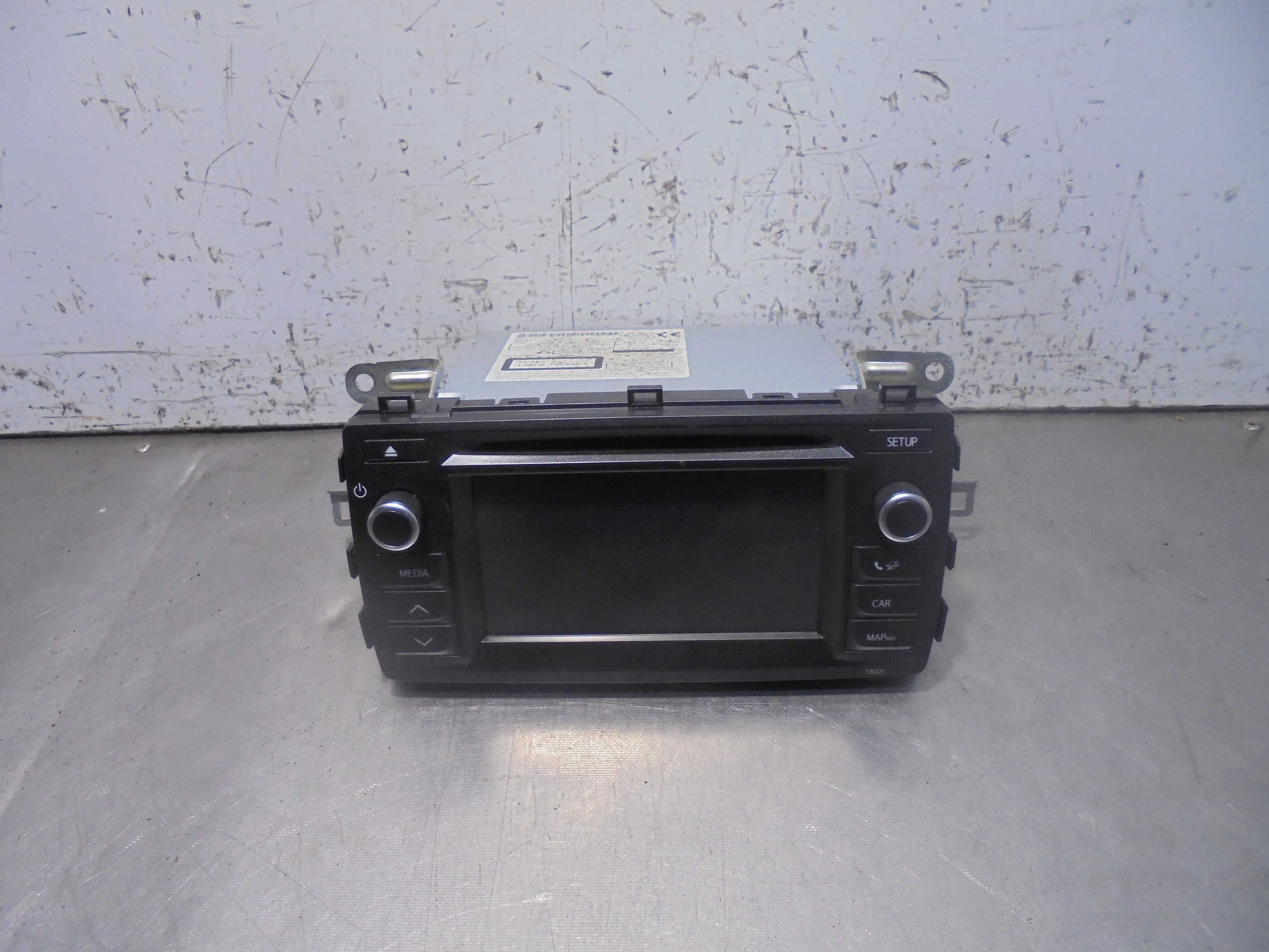 Recambio de pantalla multifuncion para toyota auris hybrid active referencia OEM IAM 8614002010  