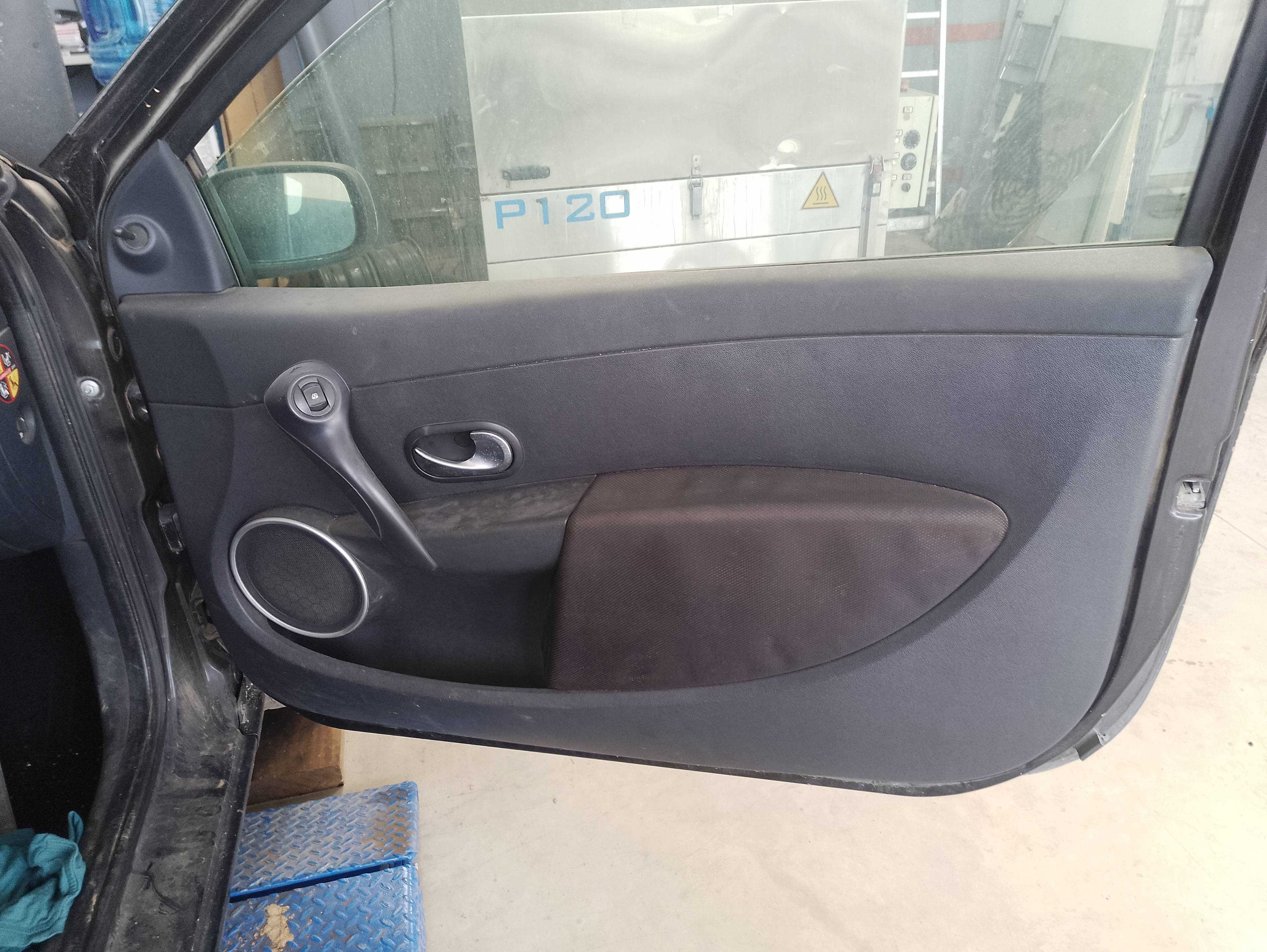 Recambio de guarnecido puerta delantera derecha para renault clio iii referencia OEM IAM   