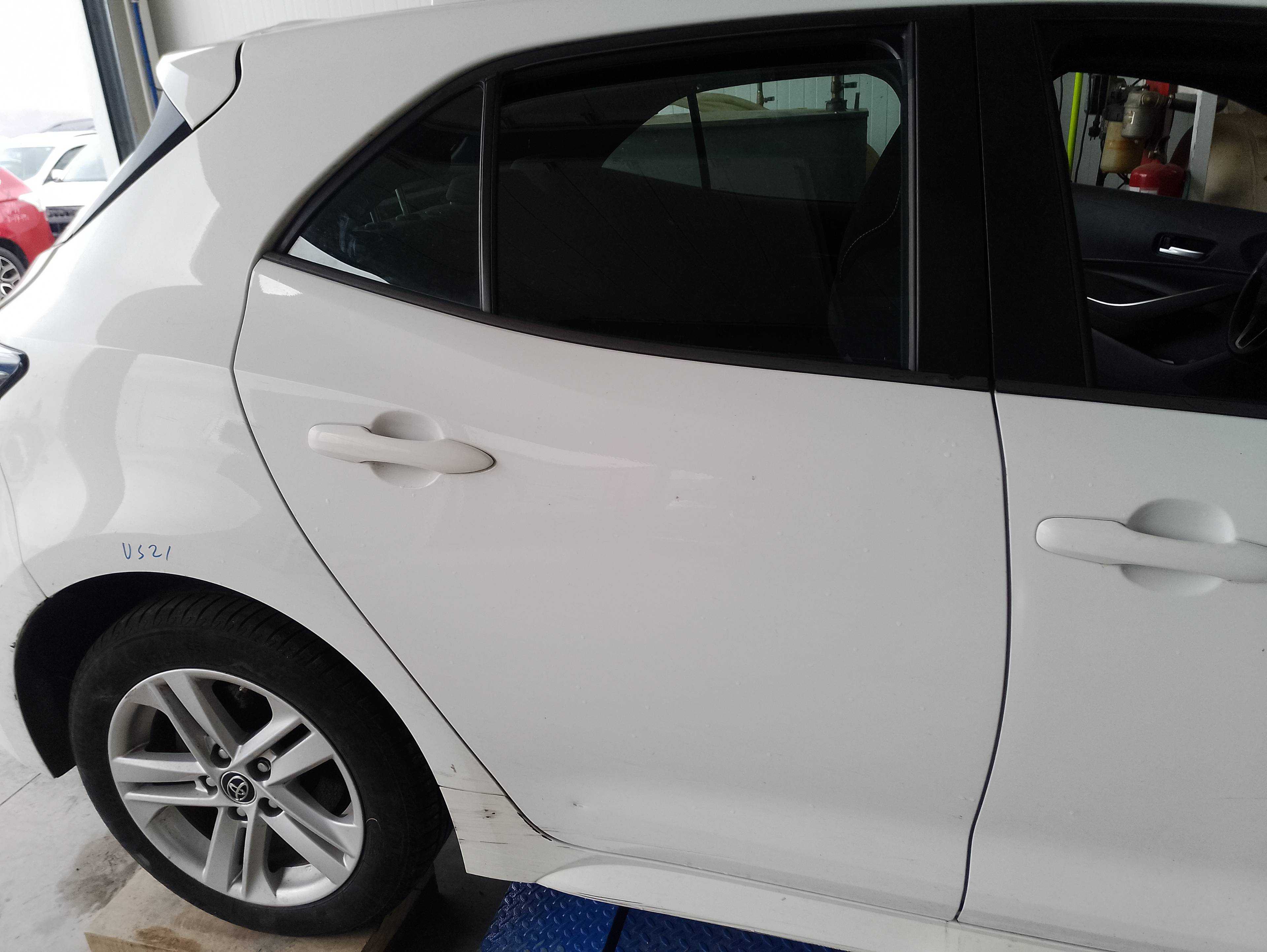 Recambio de puerta trasera derecha para toyota corolla hybrid (e21) 1.8 referencia OEM IAM   