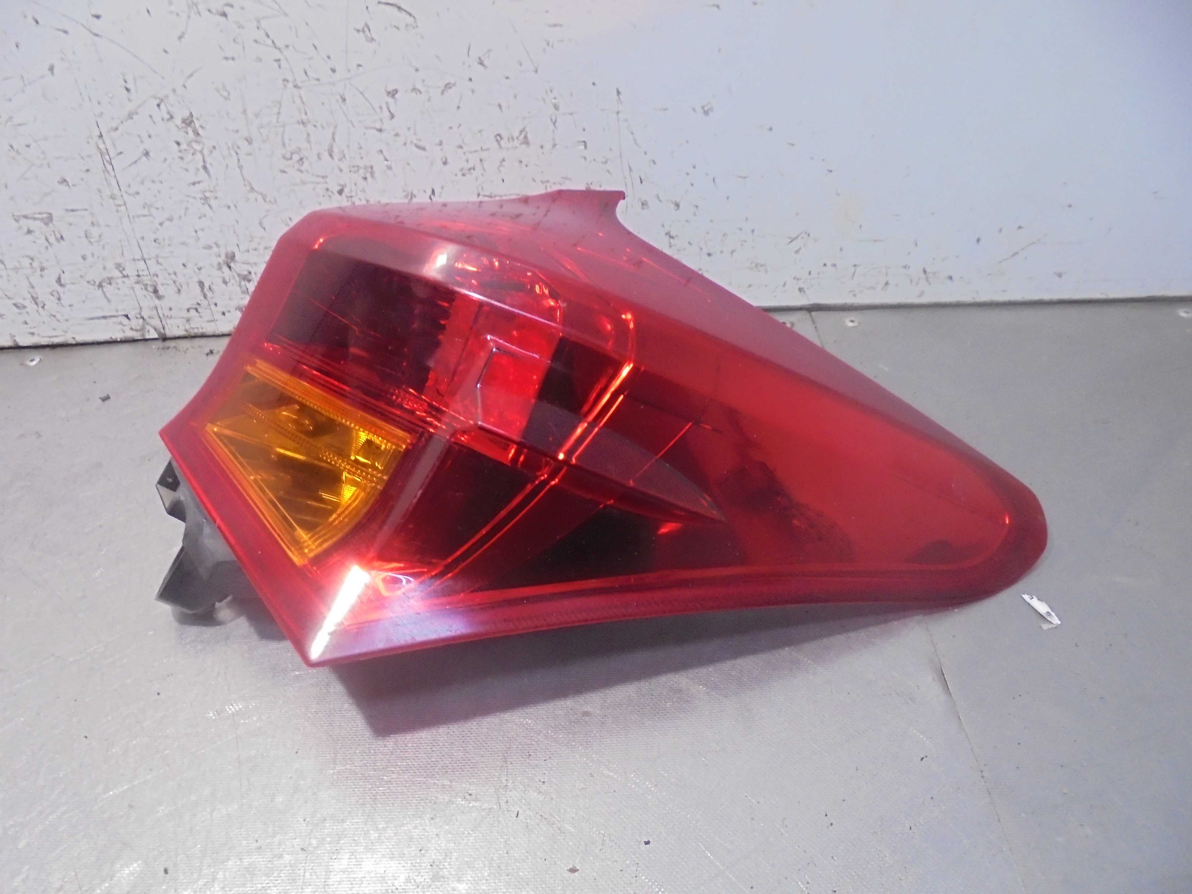 Recambio de piloto trasero derecho para toyota auris hybrid active referencia OEM IAM 8155602730 KOITO 