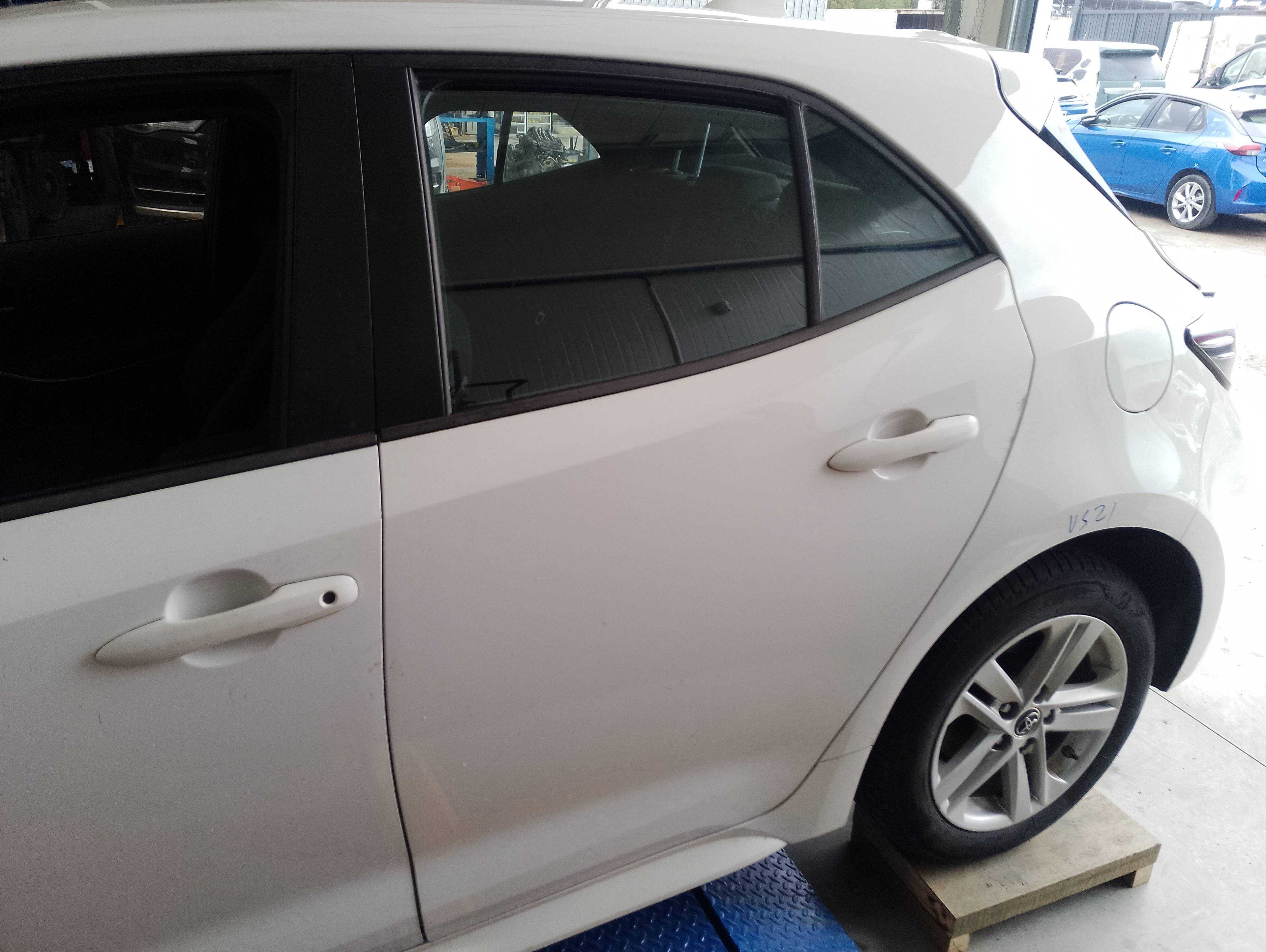 Recambio de puerta trasera izquierda para toyota corolla hybrid (e21) 1.8 referencia OEM IAM   