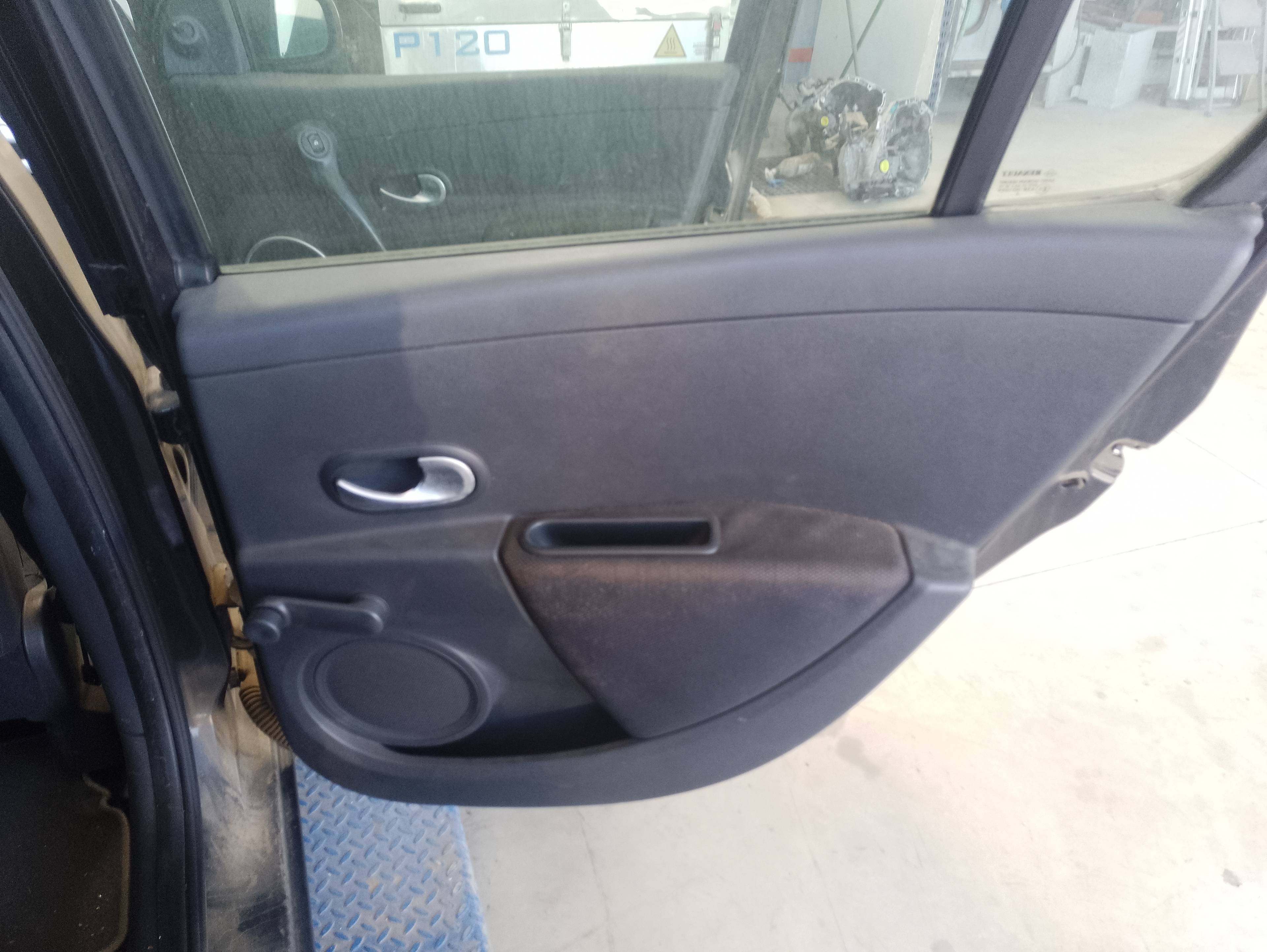 Recambio de guarnecido puerta trasera derecha para renault clio iii confort dynamique referencia OEM IAM   