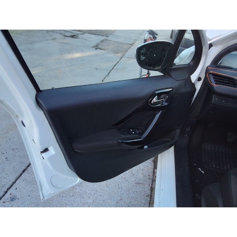 Recambio de guarnecido puerta delantera izquierda para peugeot 208 1.4 hdi fap referencia OEM IAM   