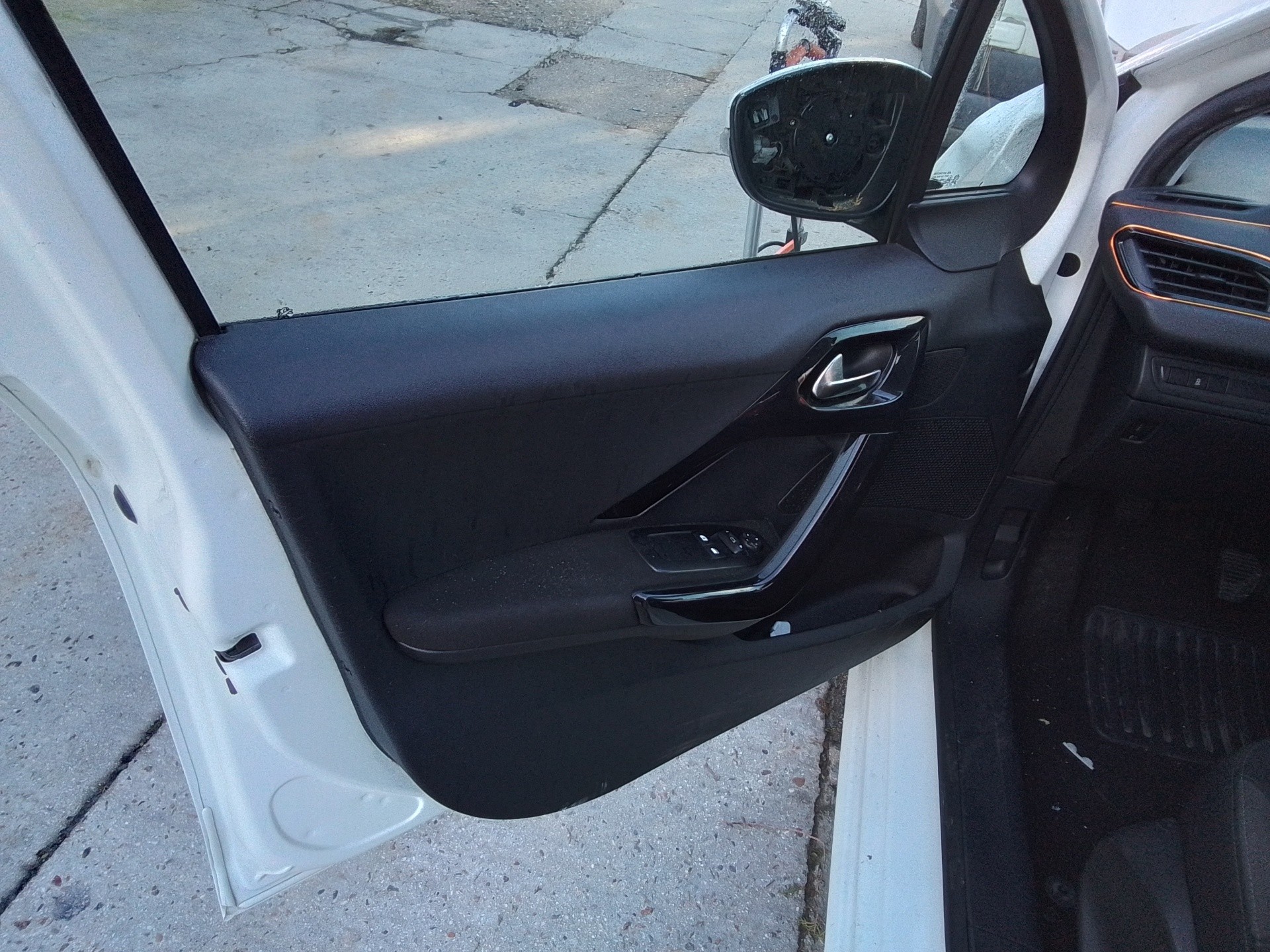 Recambio de guarnecido puerta delantera izquierda para peugeot 208 1.4 hdi fap referencia OEM IAM   