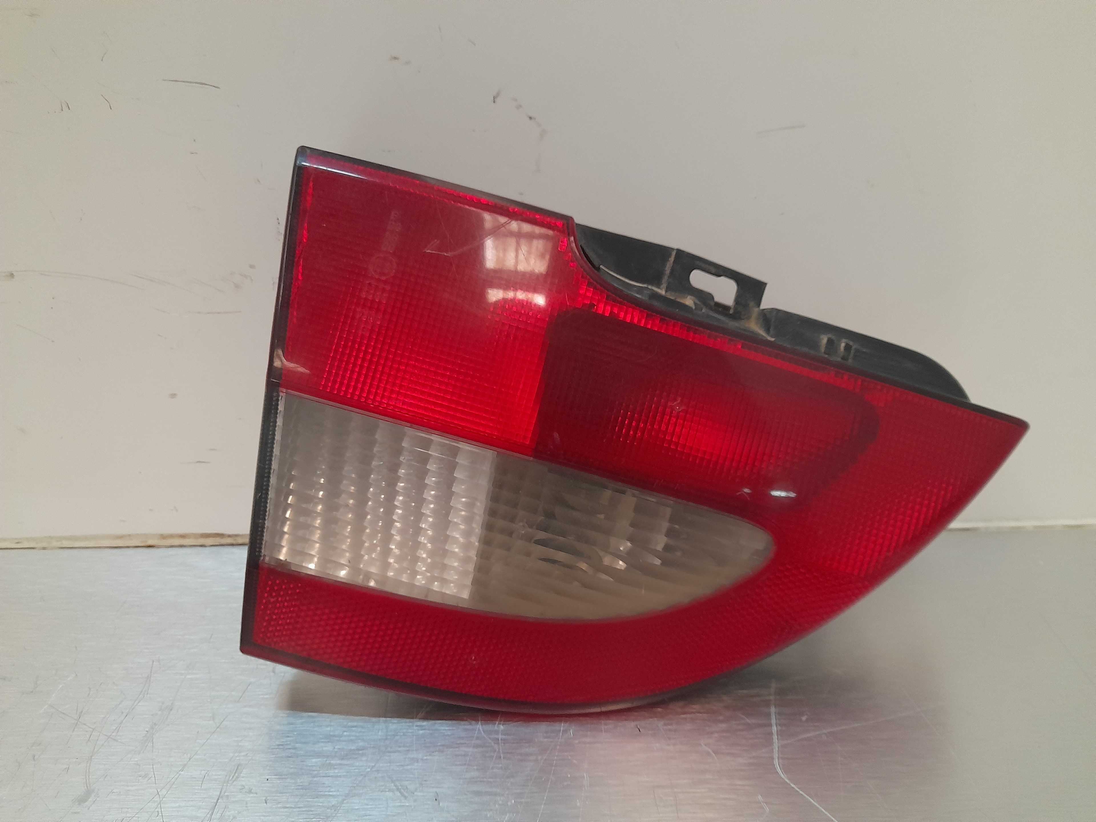 Recambio de piloto porton trasero izquierdo para renault megane i classic (la0) referencia OEM IAM 7700428052  