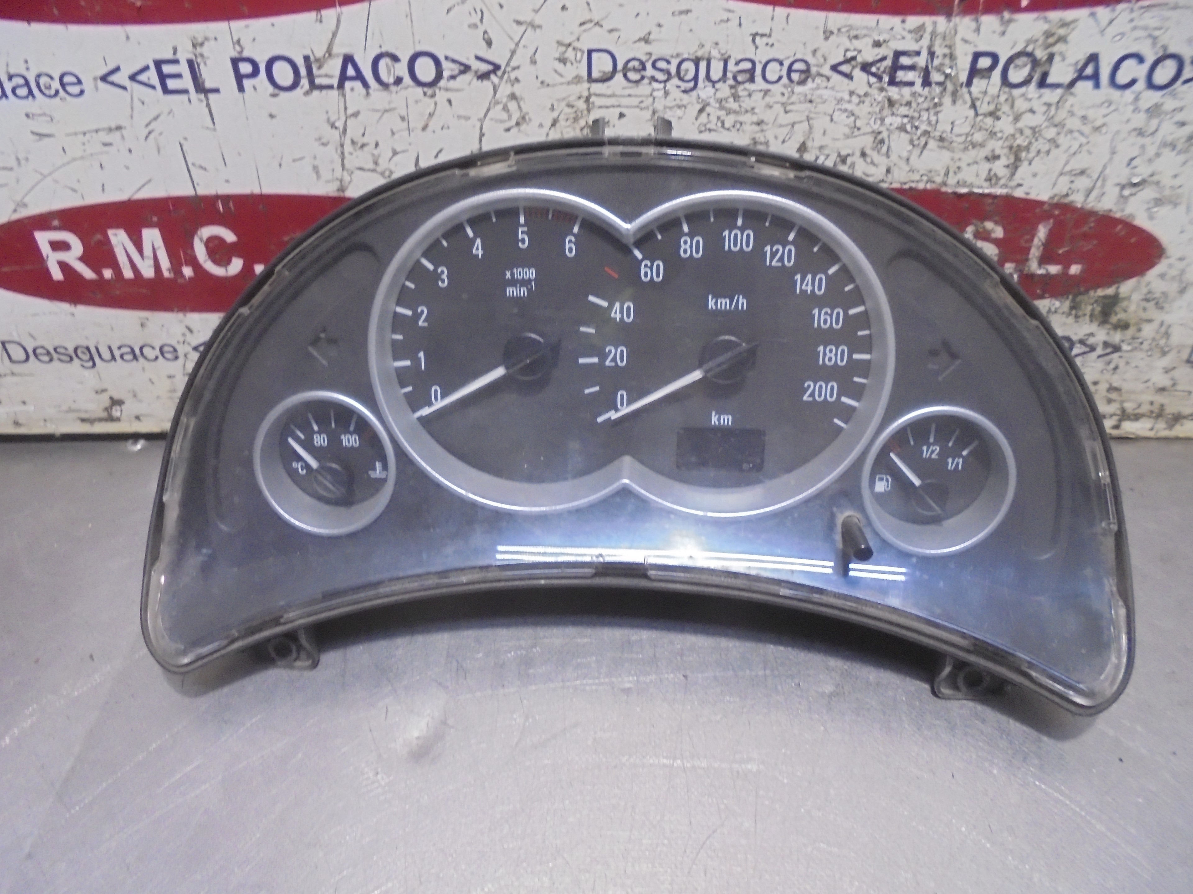 Recambio de reloj cuenta kilometros para opel corsa c club referencia OEM IAM 88311302  