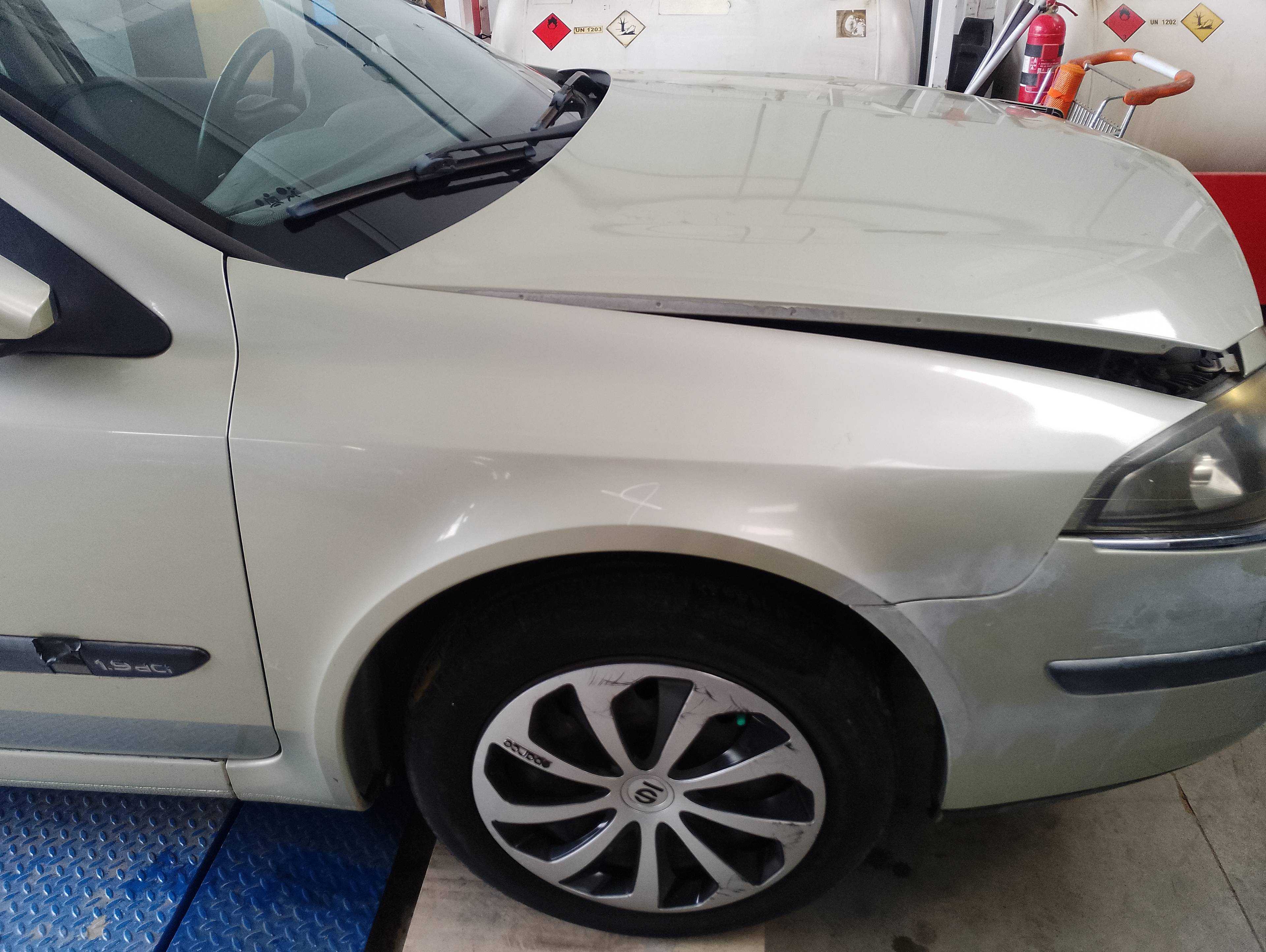 Recambio de aleta delantera derecha para renault laguna ii grandtour (kg0) expression confort referencia OEM IAM   