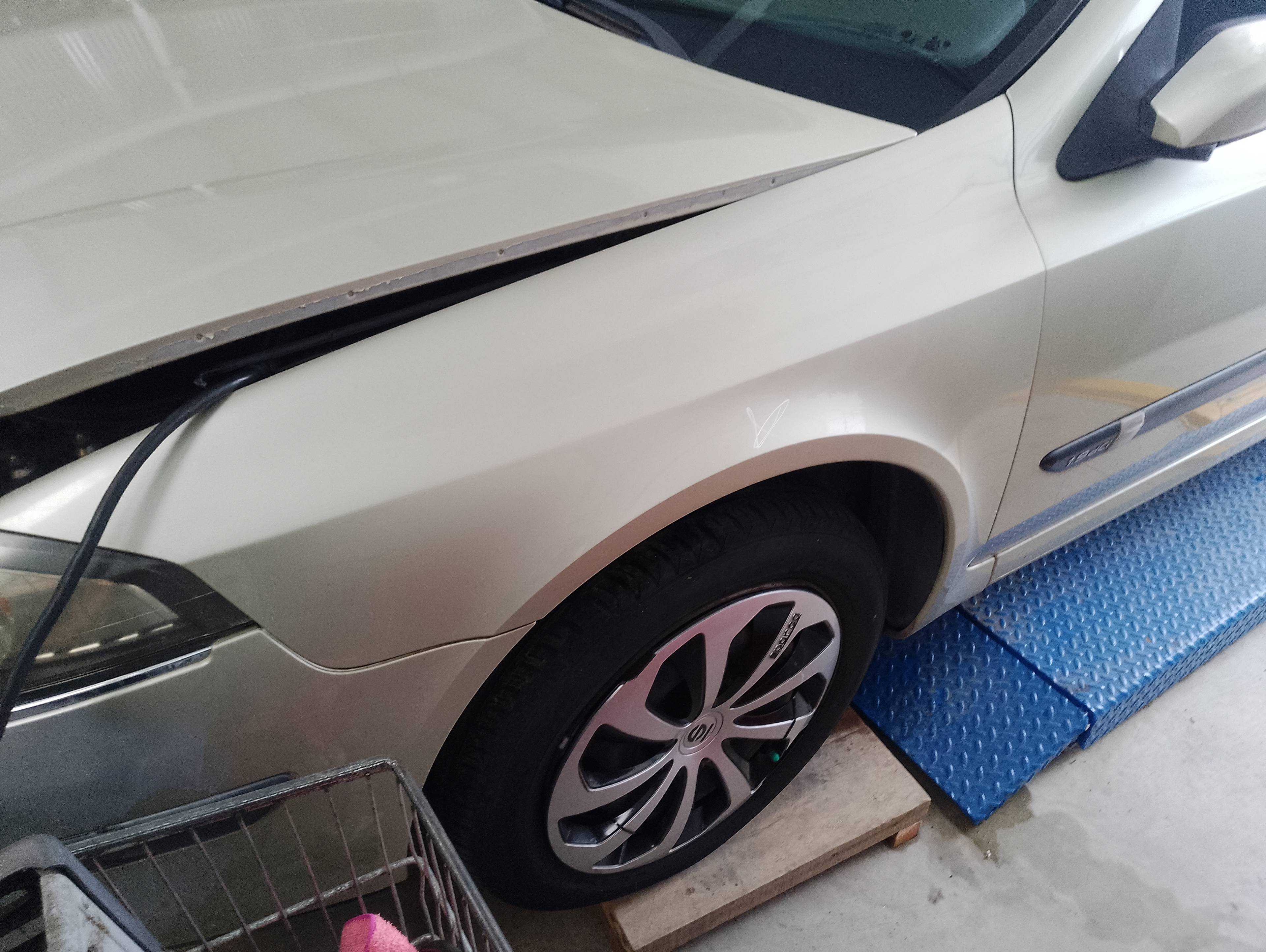 Recambio de aleta delantera izquierda para renault laguna ii grandtour (kg0) expression confort referencia OEM IAM   