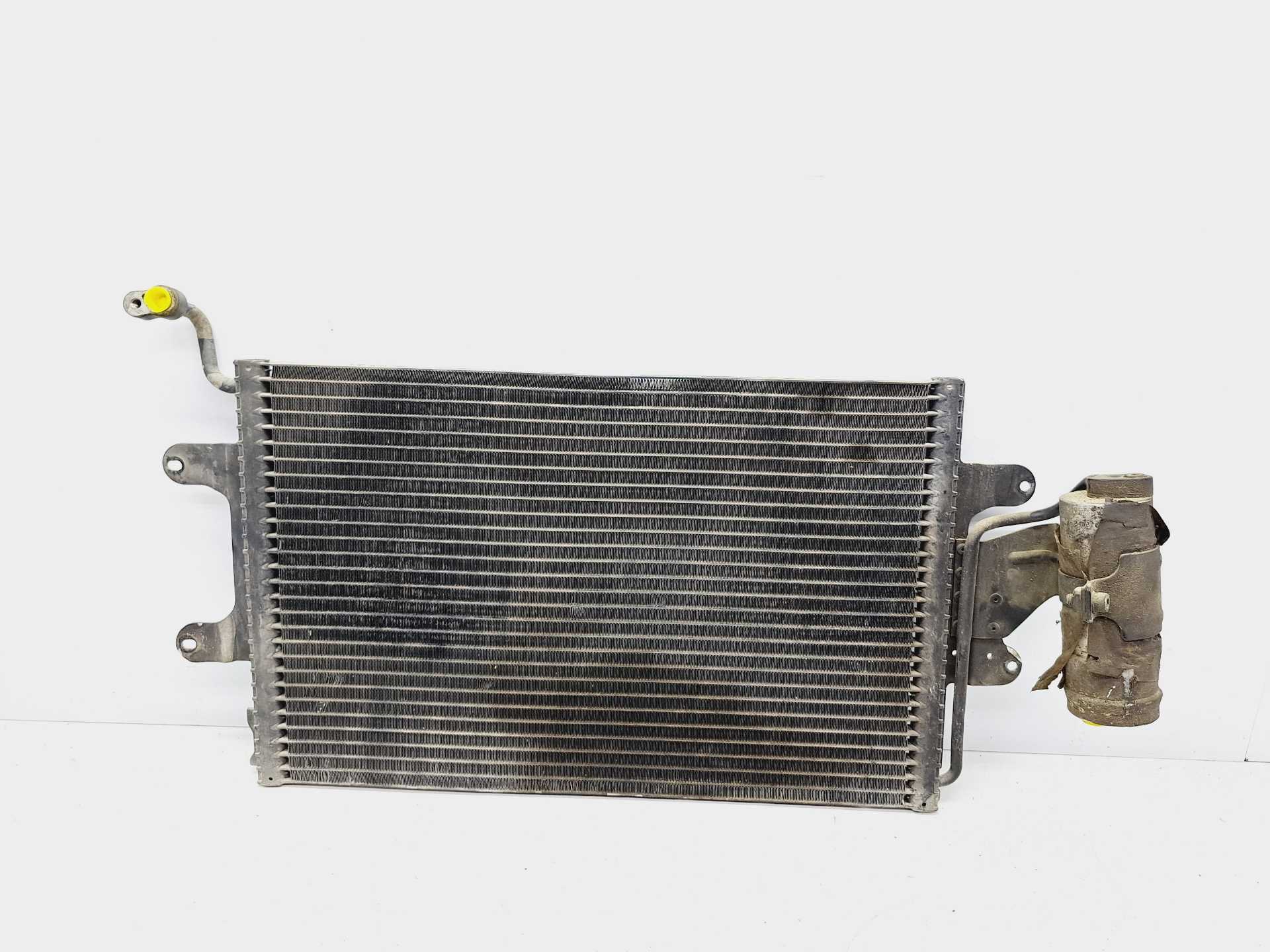 Recambio de condensador / radiador aire acondicionado para volkswagen polo berlina (6n2) trendline referencia OEM IAM 6K0820411A