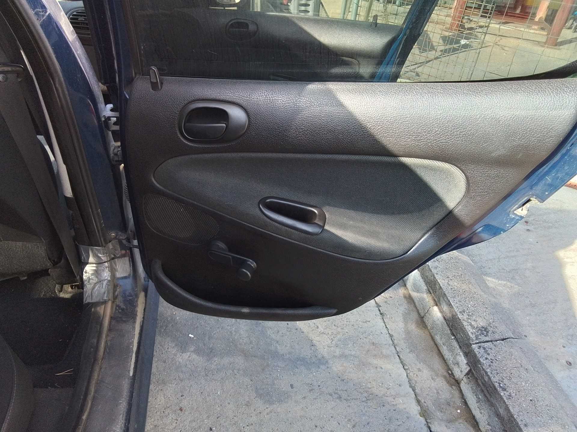 Recambio de guarnecido puerta trasera derecha para peugeot 206 berlina x-line referencia OEM IAM   