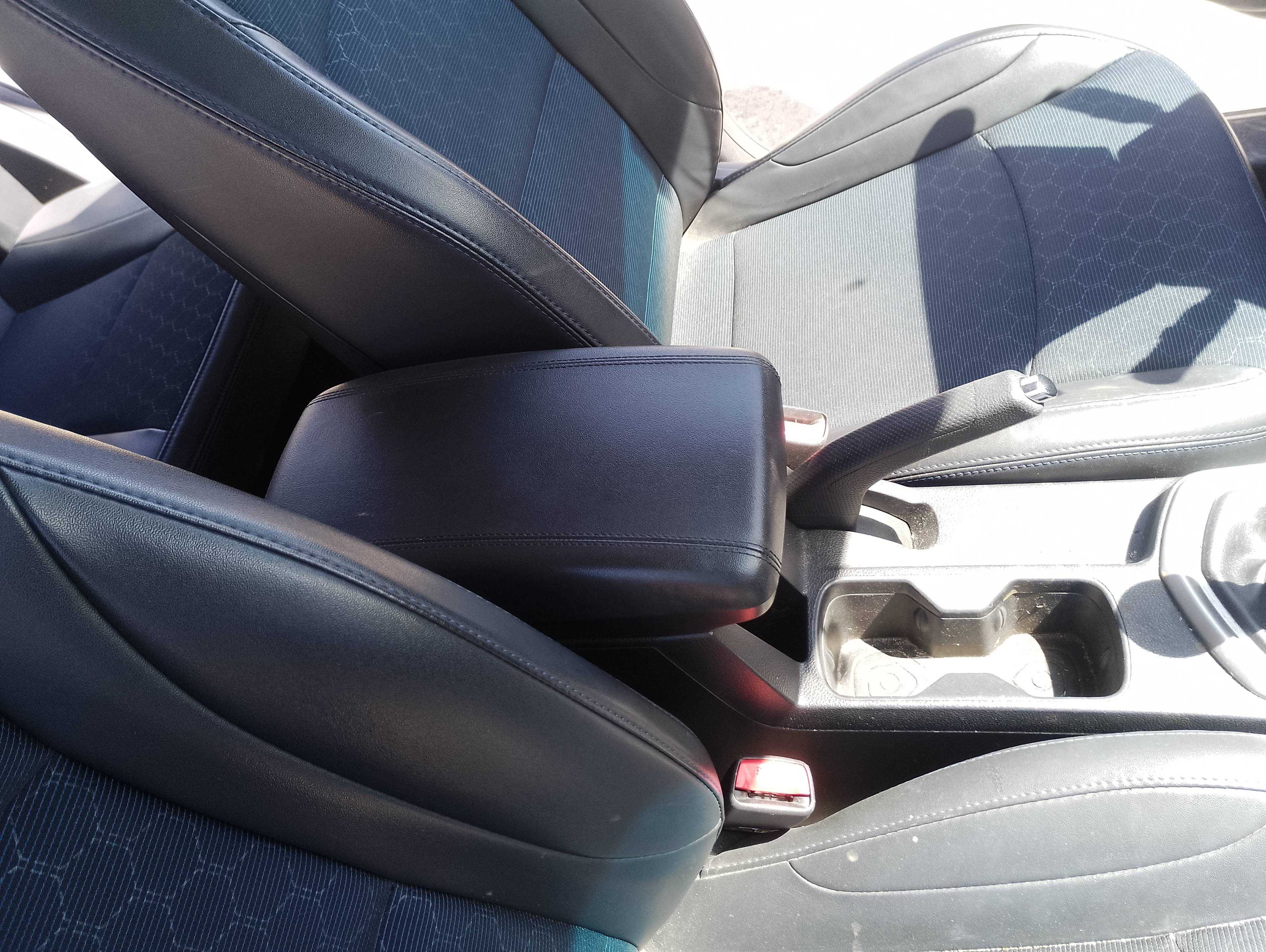 Recambio de apoyabrazos central para ssangyong tivoli crystal 4x2 referencia OEM IAM   