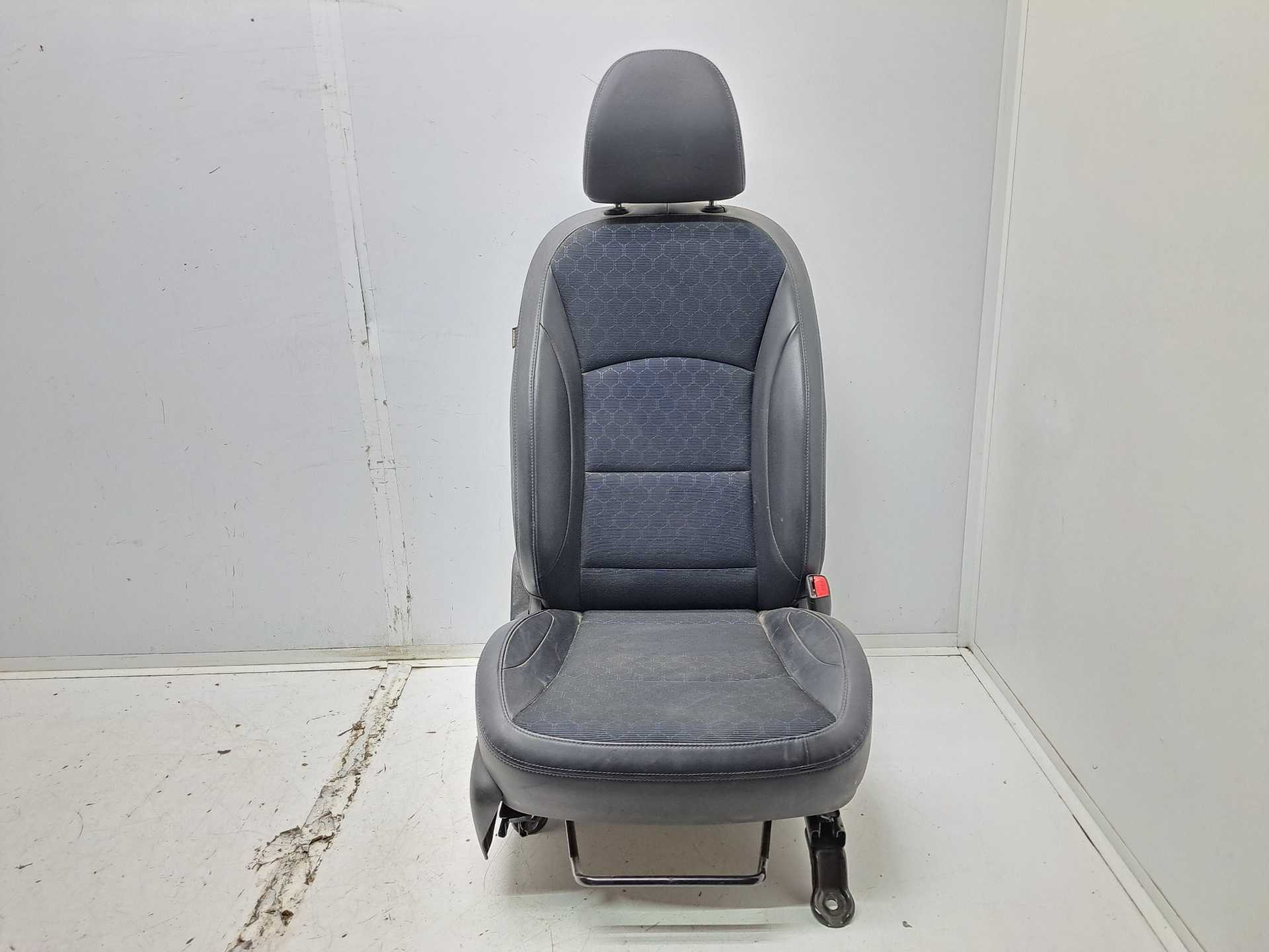 Recambio de asiento delantero derecho para ssangyong tivoli crystal 4x2 referencia OEM IAM A17D131074  