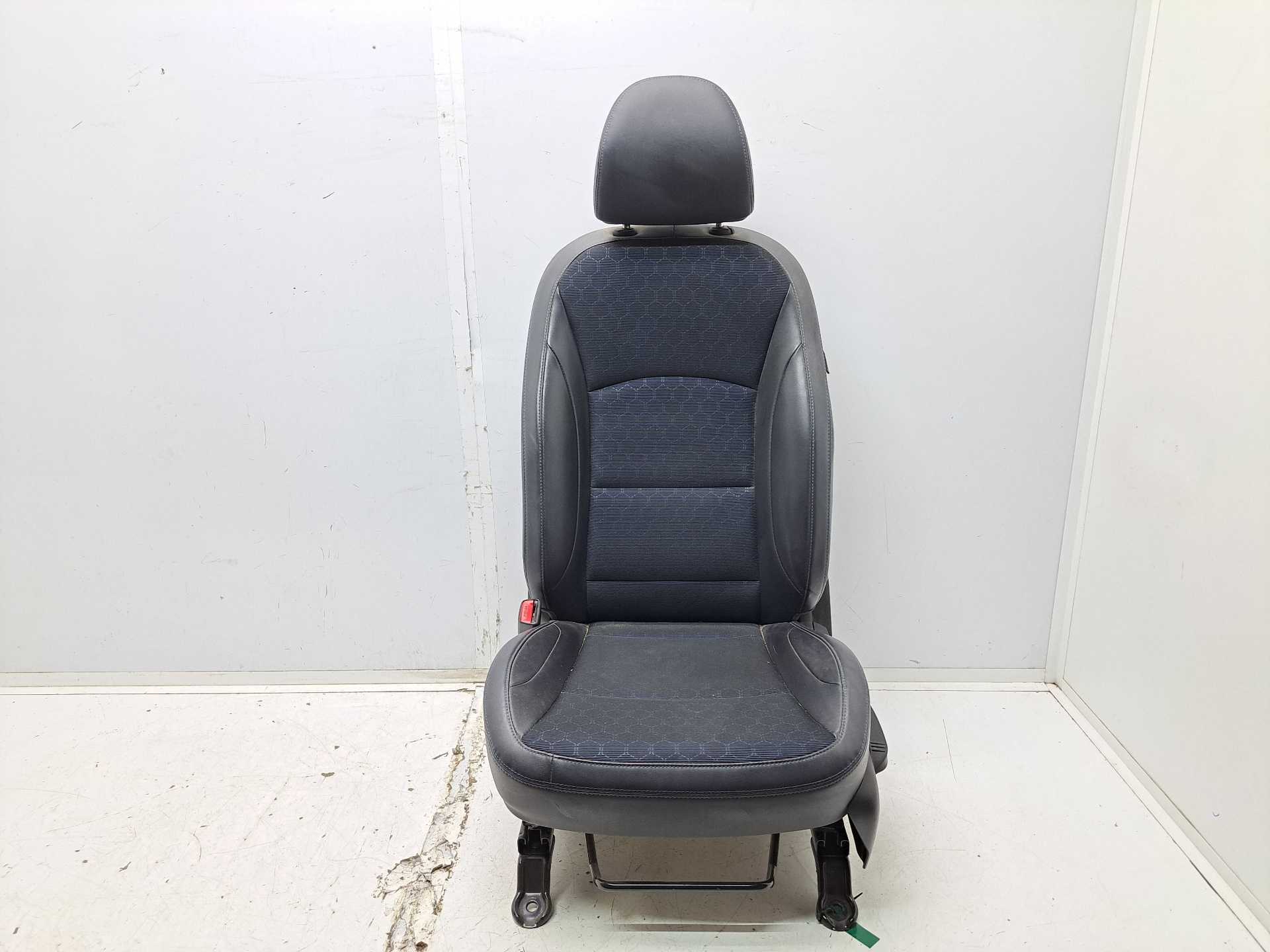 Recambio de asiento delantero izquierdo para ssangyong tivoli crystal 4x2 referencia OEM IAM A17D130427  