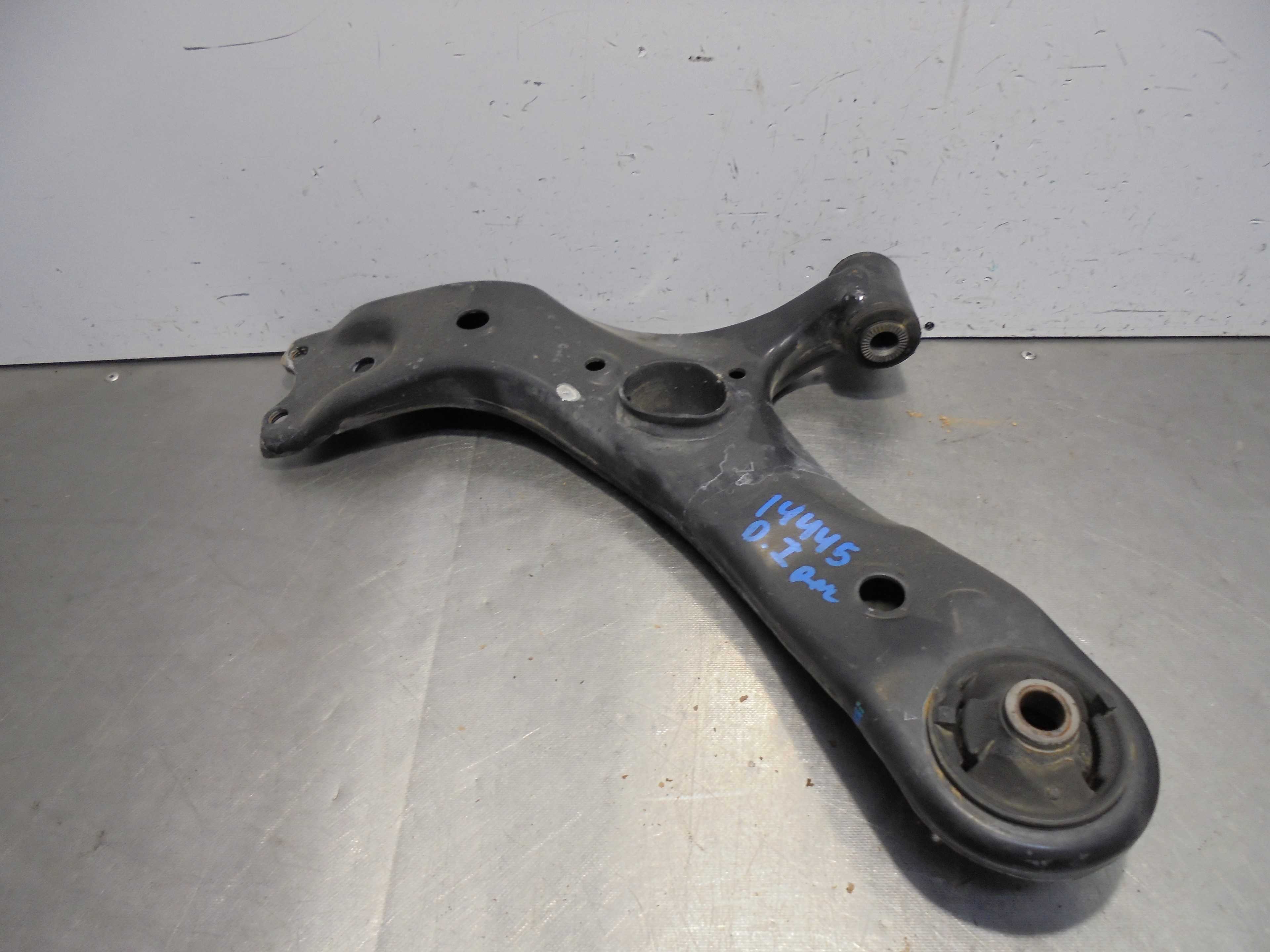 Recambio de brazo suspension inferior delantero izquierdo para toyota auris active referencia OEM IAM   