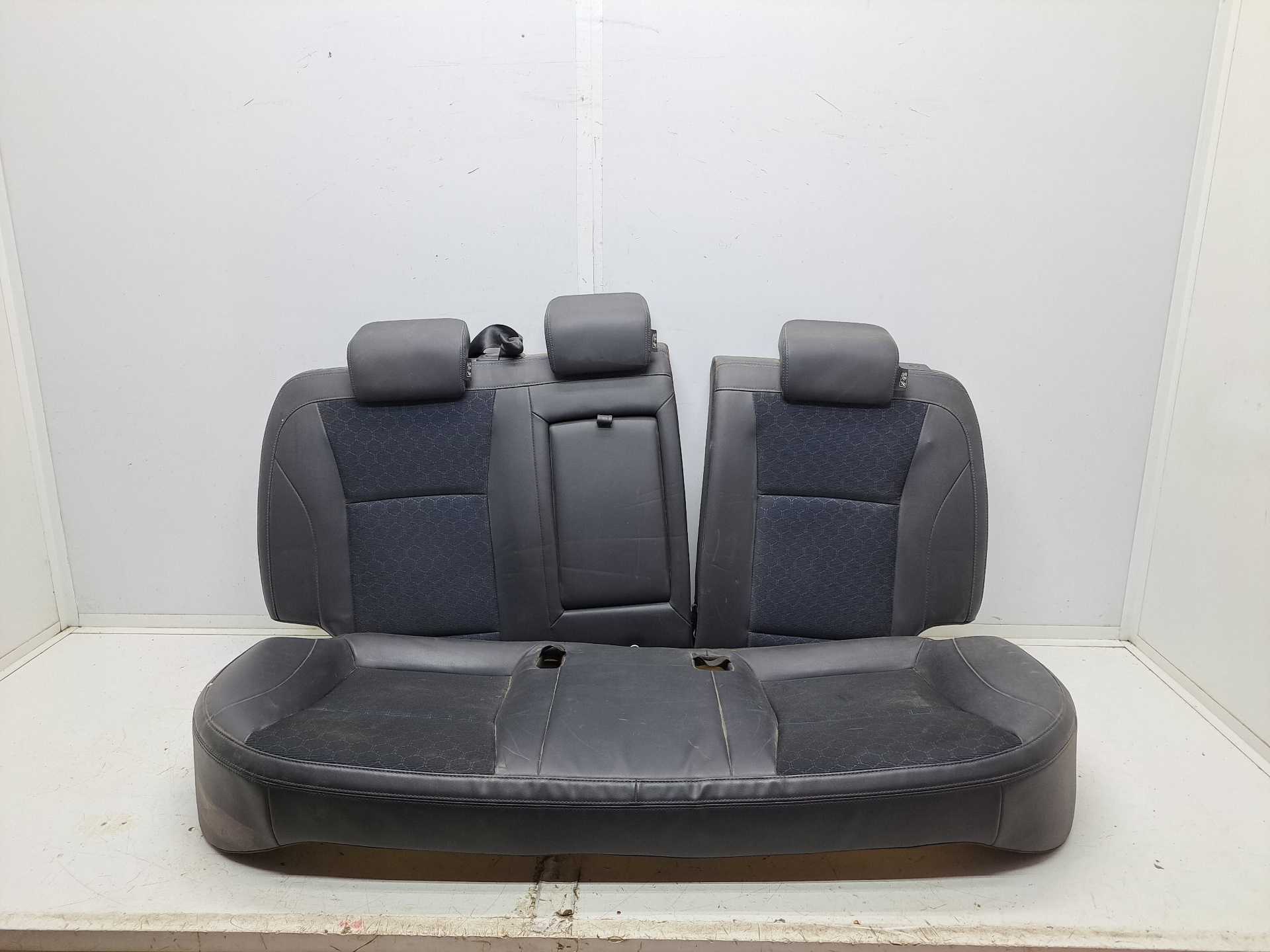 Recambio de asientos traseros para ssangyong tivoli crystal 4x2 referencia OEM IAM   