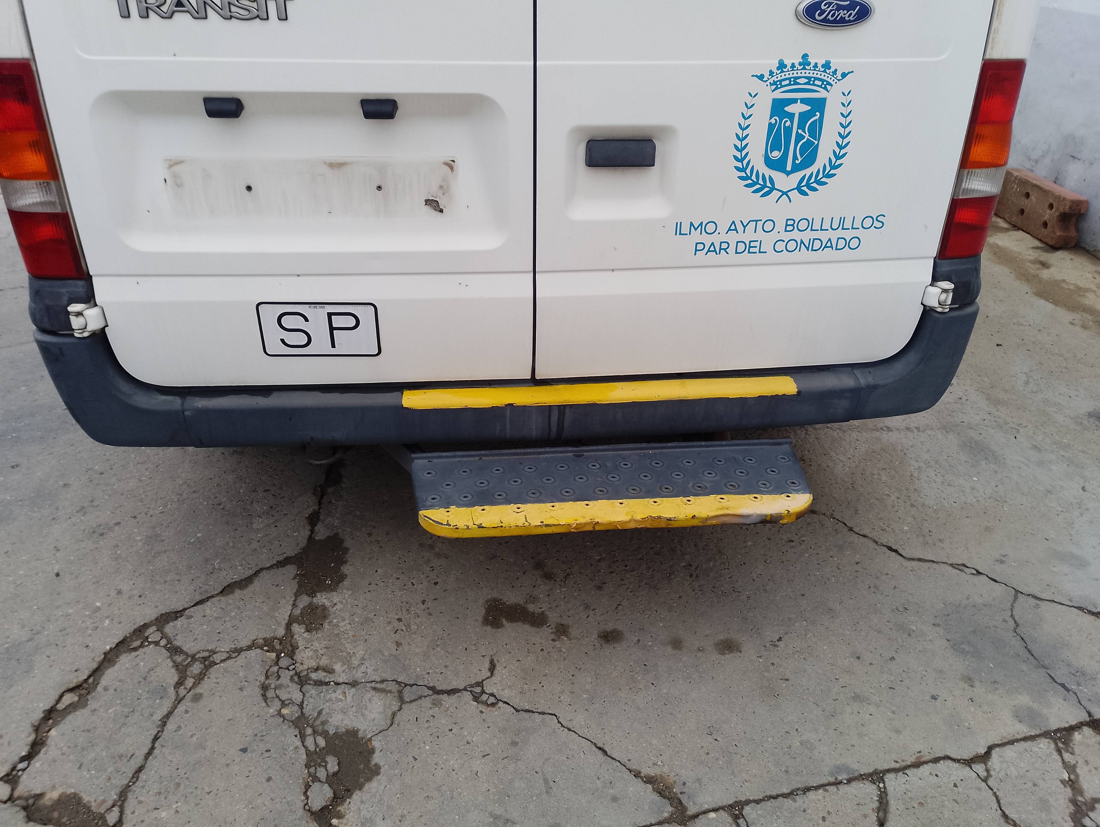 Recambio de paragolpes trasero para ford transit mod. 2000 bus referencia OEM IAM   