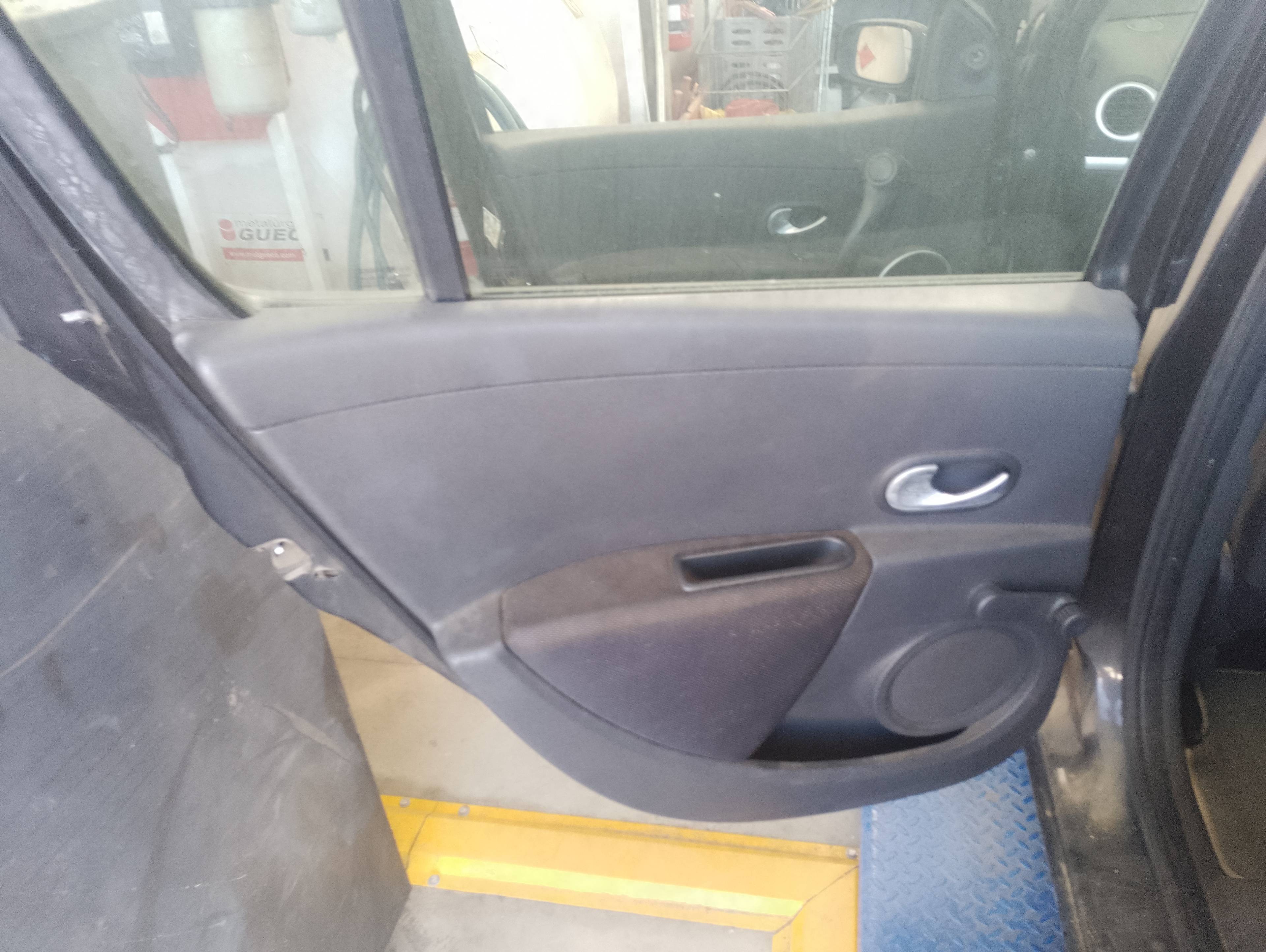 Recambio de guarnecido puerta trasera izquierda para renault clio iii confort dynamique referencia OEM IAM   