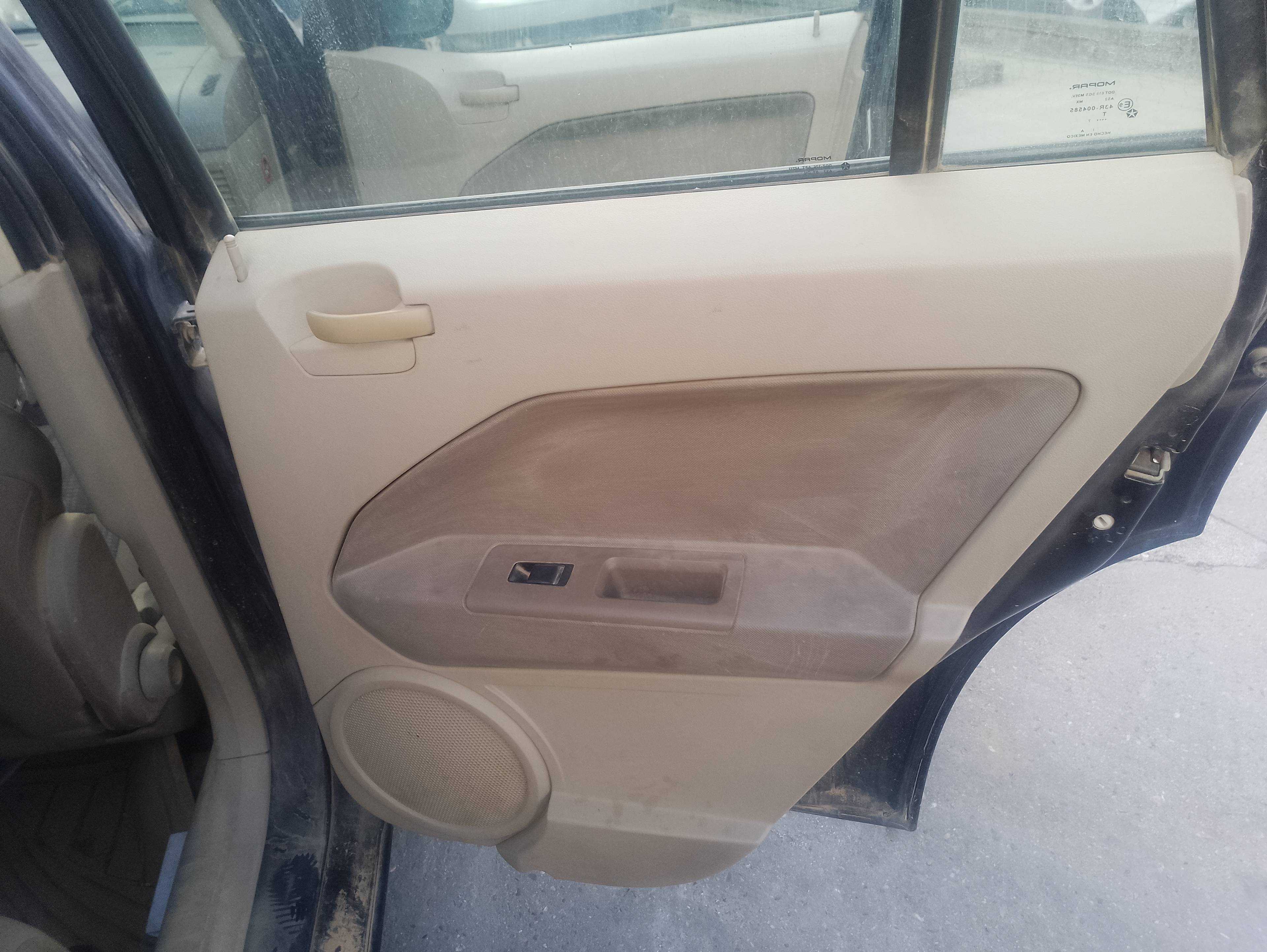 Recambio de guarnecido puerta trasera derecha para dodge caliber s referencia OEM IAM   