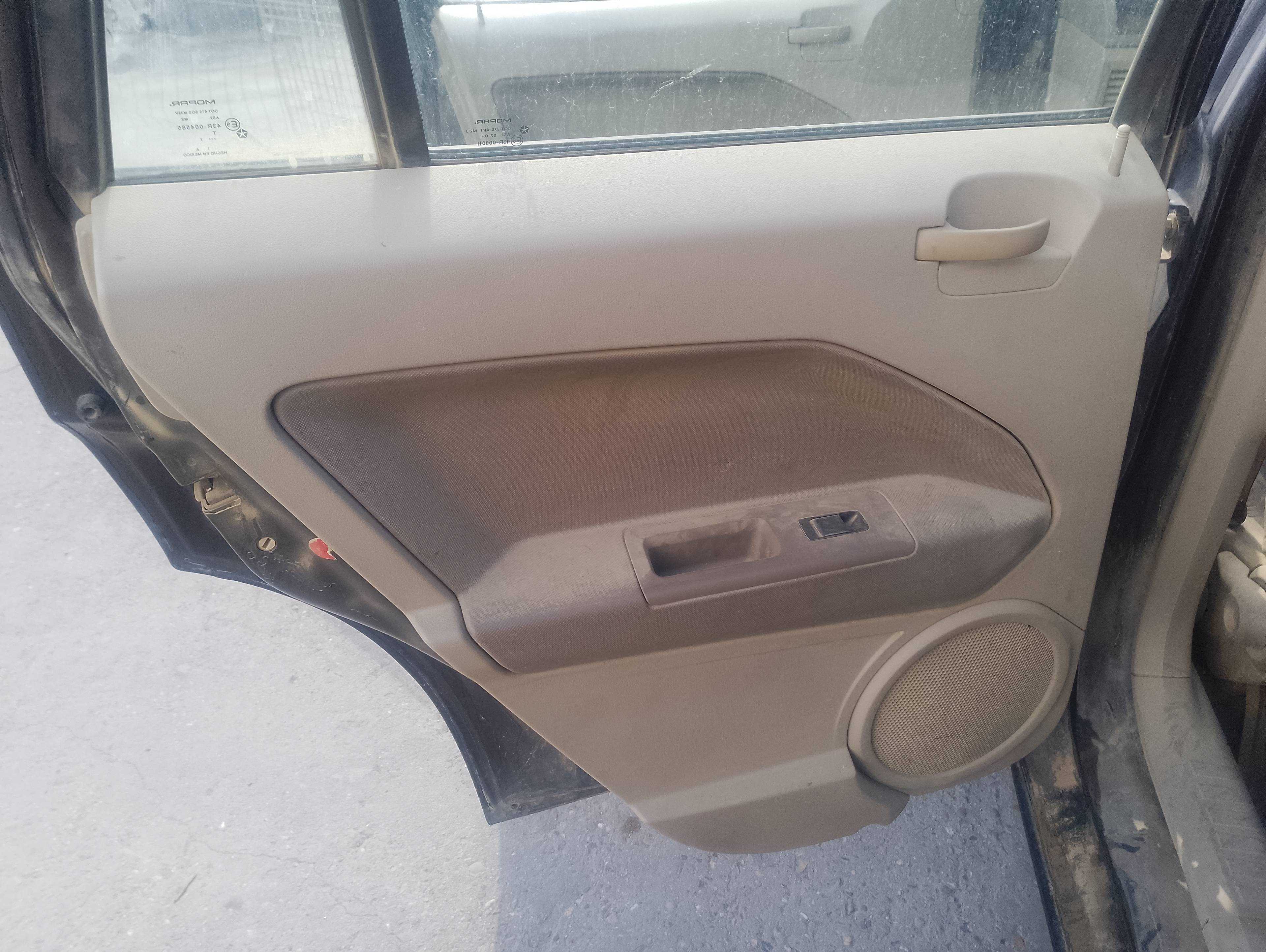 Recambio de guarnecido puerta trasera izquierda para dodge caliber s referencia OEM IAM   