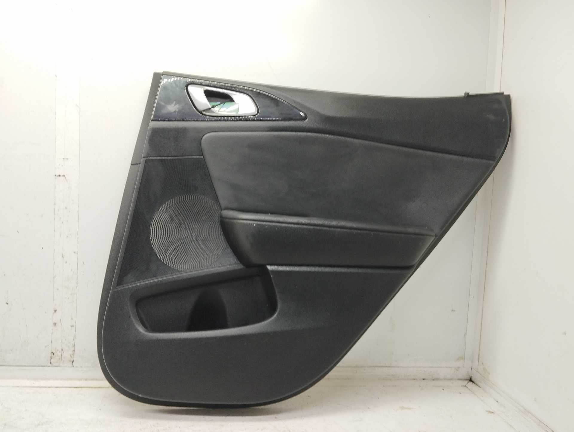 Recambio de guarnecido puerta trasera derecha para kia xceed drive referencia OEM IAM 83302J7832DQB  