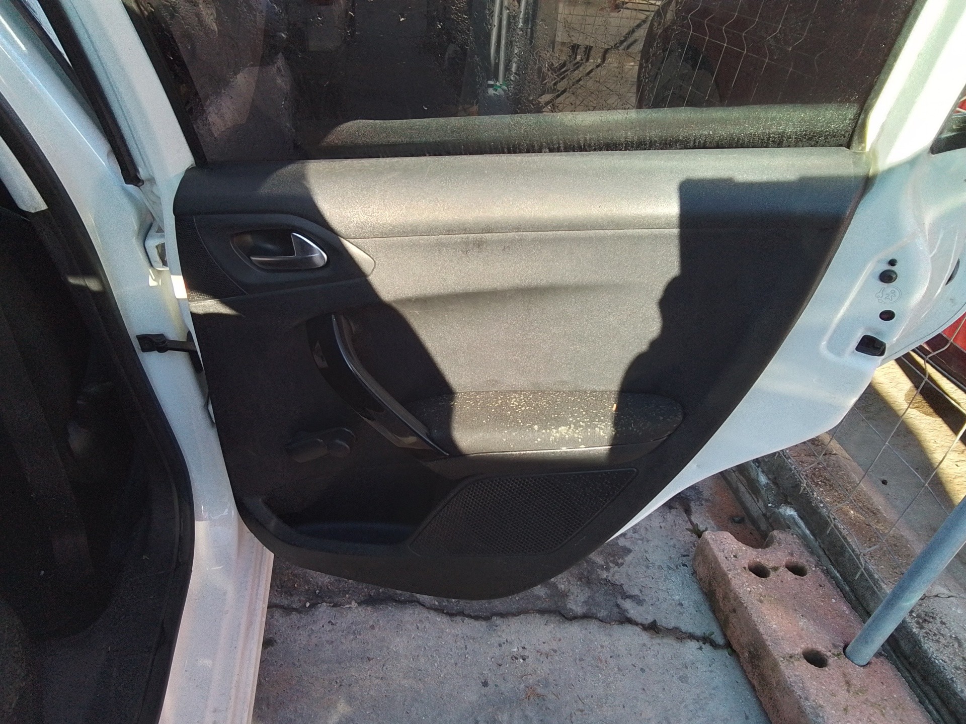 Recambio de guarnecido puerta trasera derecha para peugeot 208 1.4 hdi fap referencia OEM IAM   