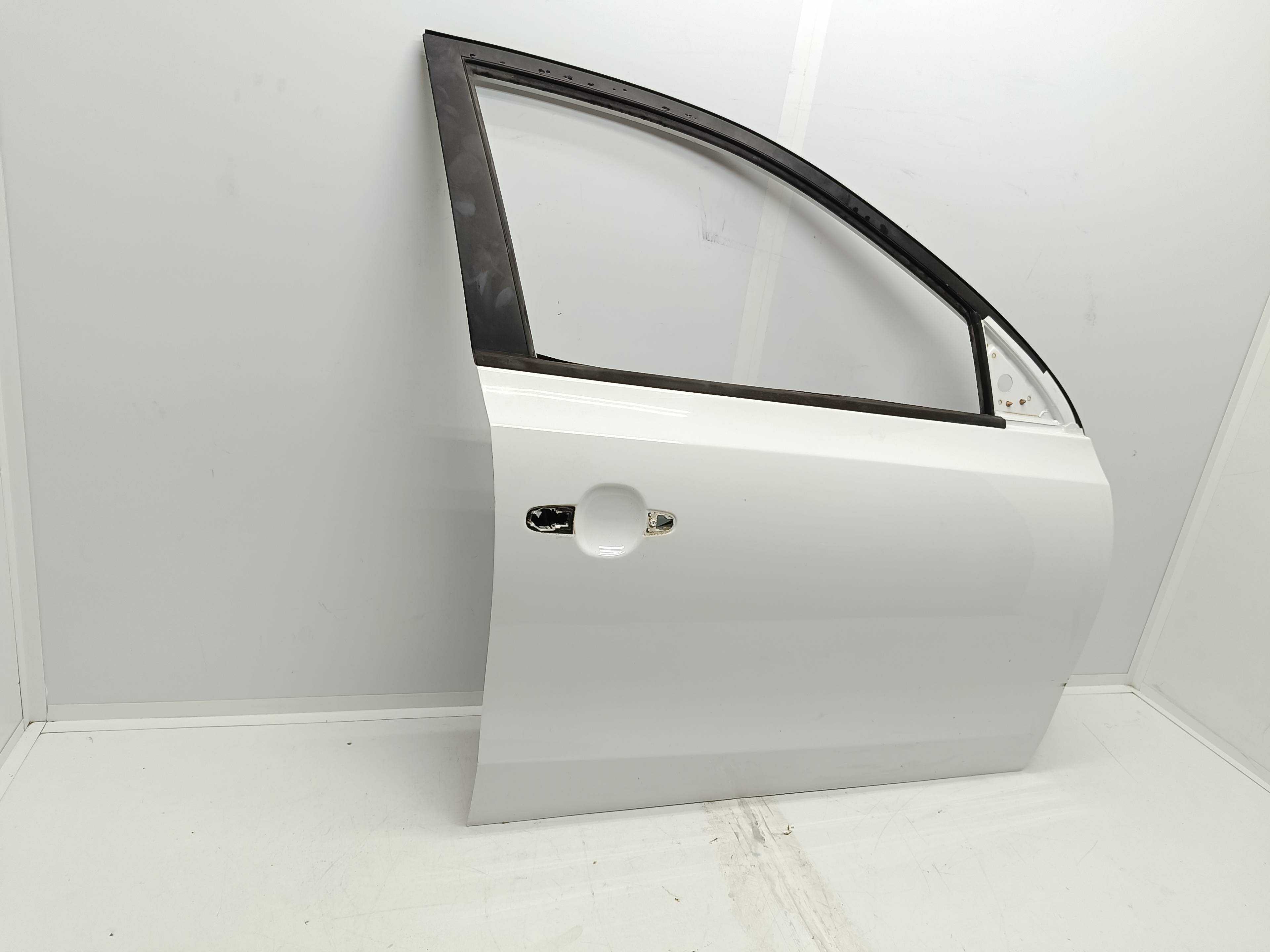 Recambio de puerta delantera derecha para hyundai i30 1.6 crdi cat referencia OEM IAM   