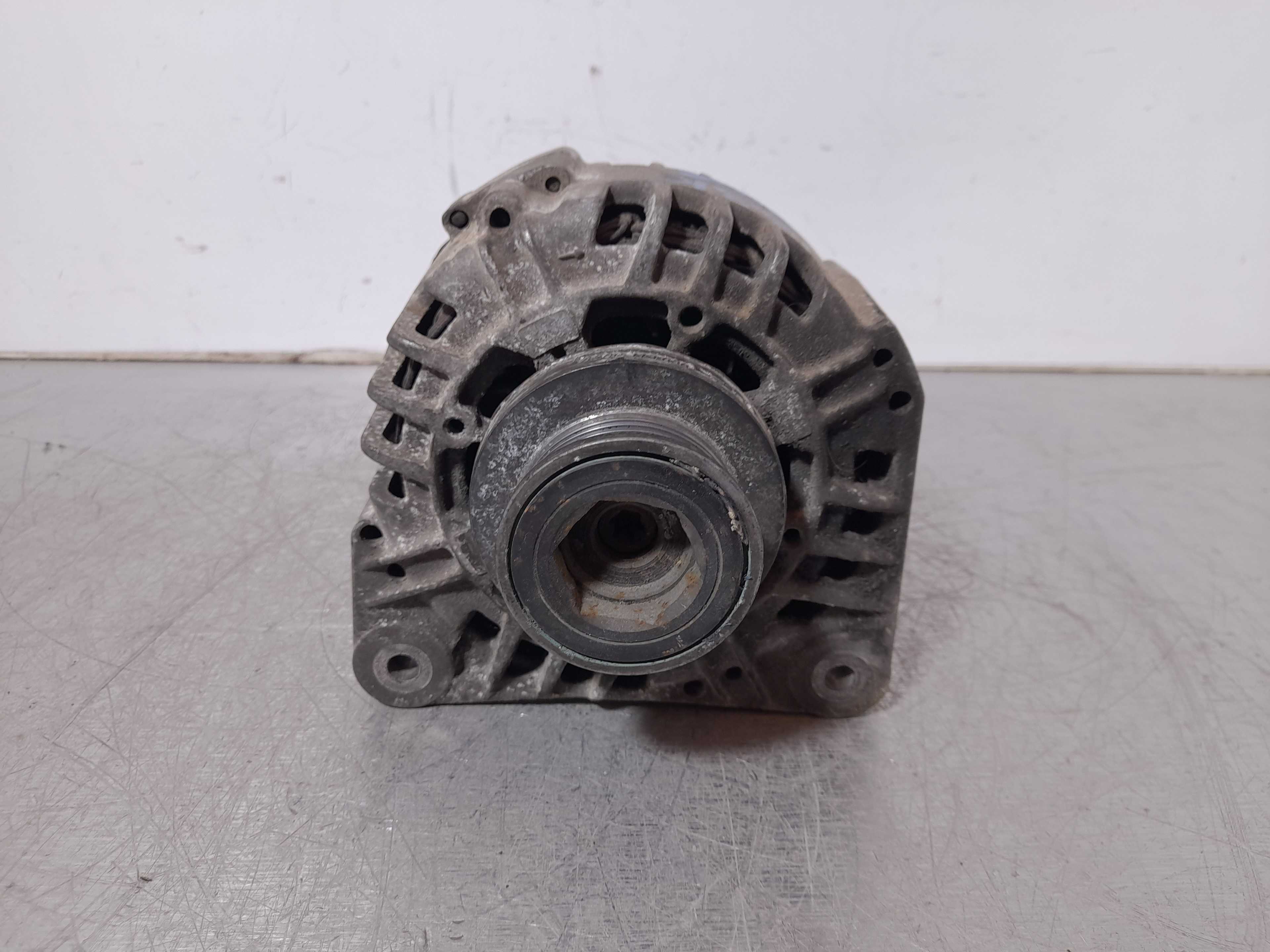 Recambio de alternador para renault clio ii fase ii (b/cb0) campus referencia OEM IAM 820020625 VALEO 125A