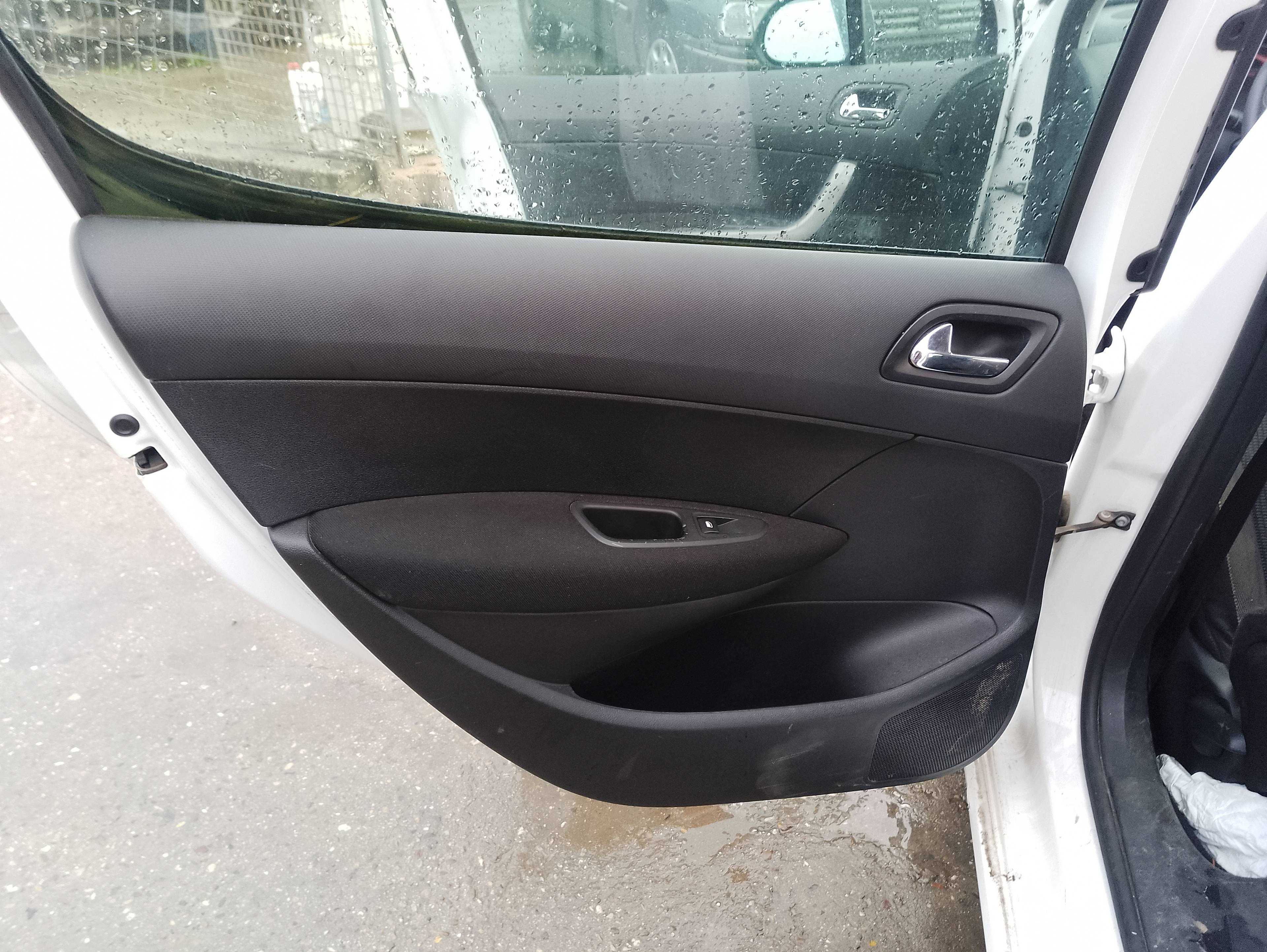 Recambio de guarnecido puerta trasera izquierda para peugeot 308 access referencia OEM IAM   