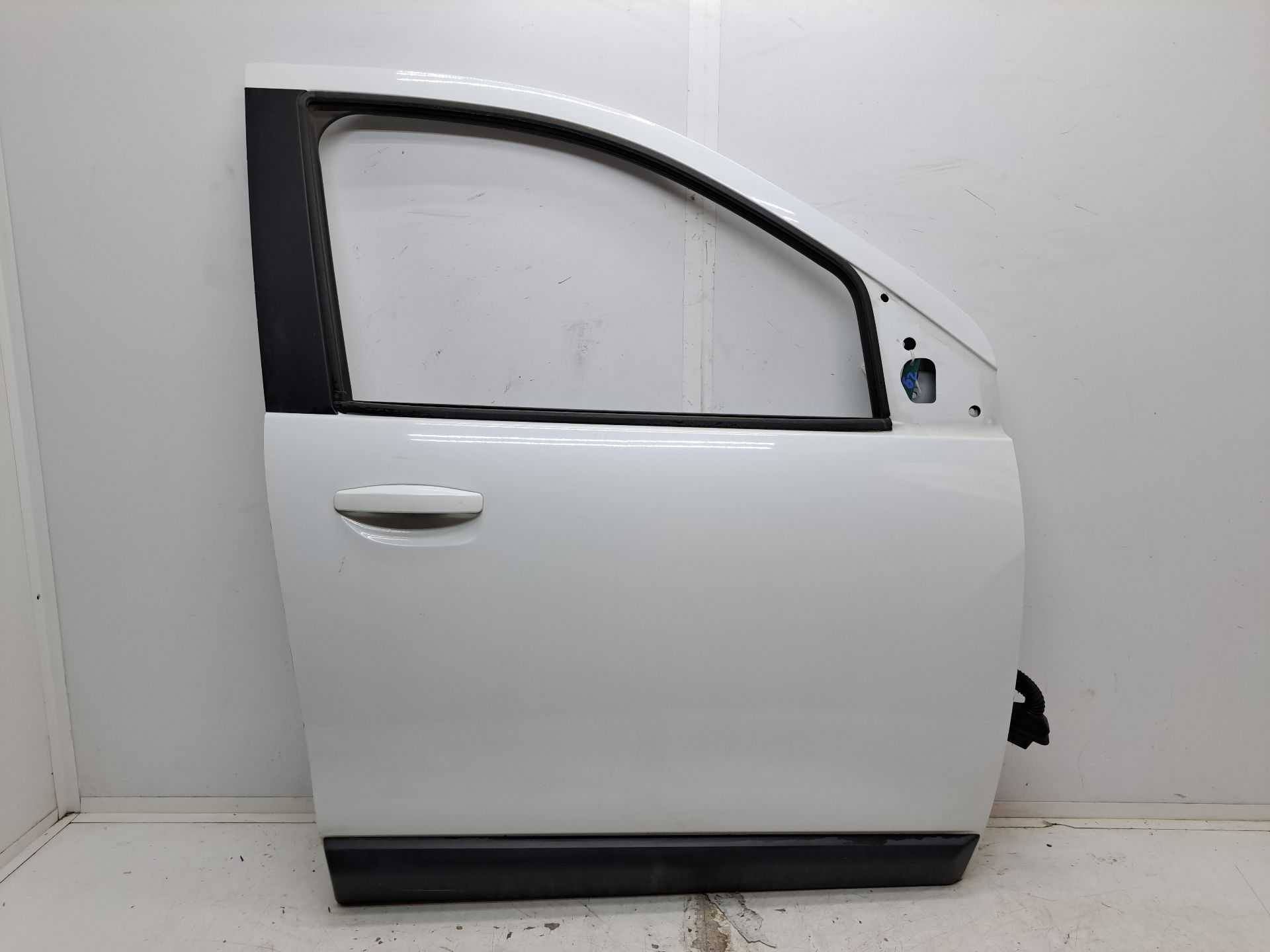 Recambio de puerta delantera derecha para dacia lodgy laureate referencia OEM IAM 801107836r  