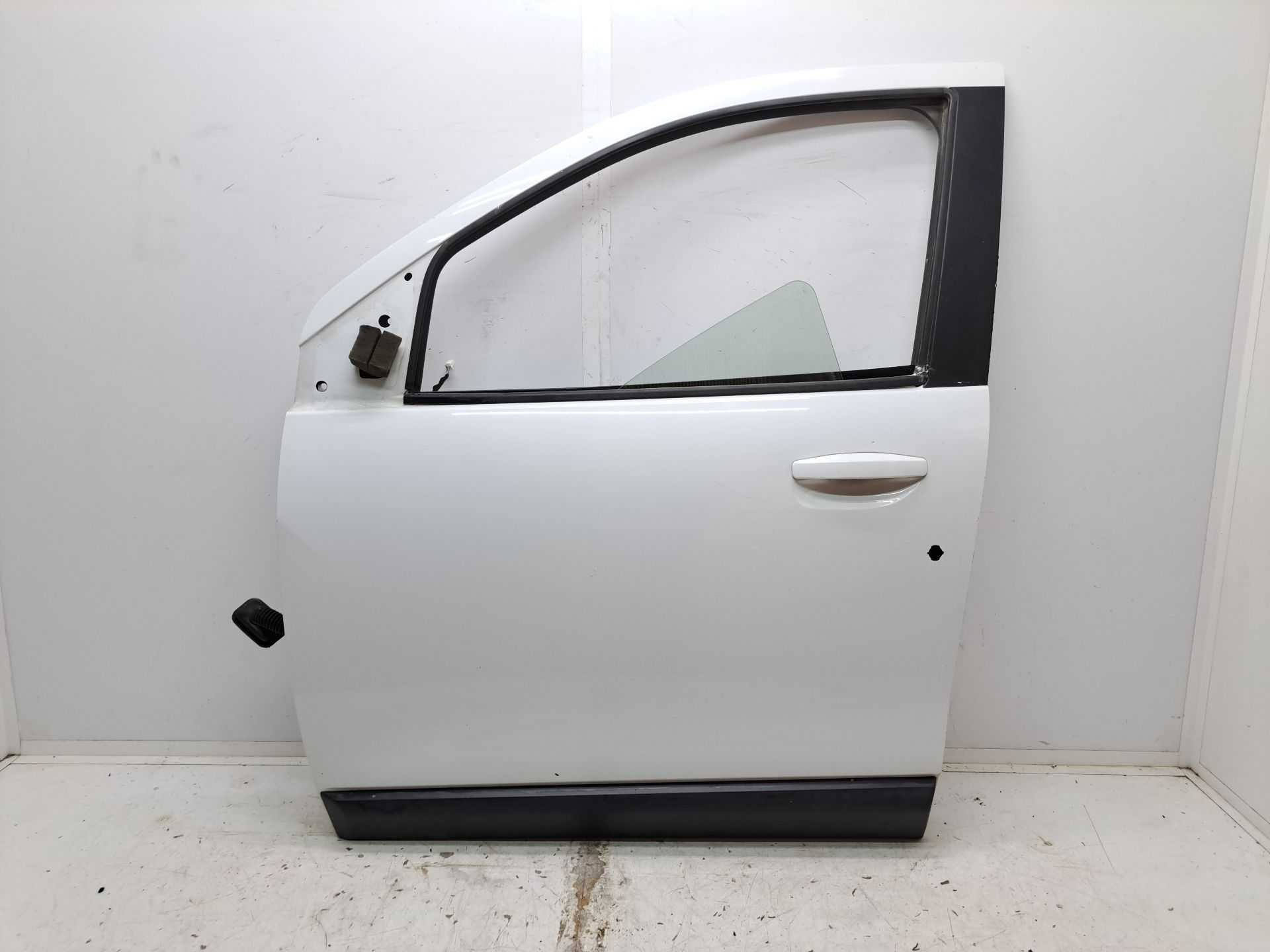 Recambio de puerta delantera izquierda para dacia lodgy laureate referencia OEM IAM 801111564r  