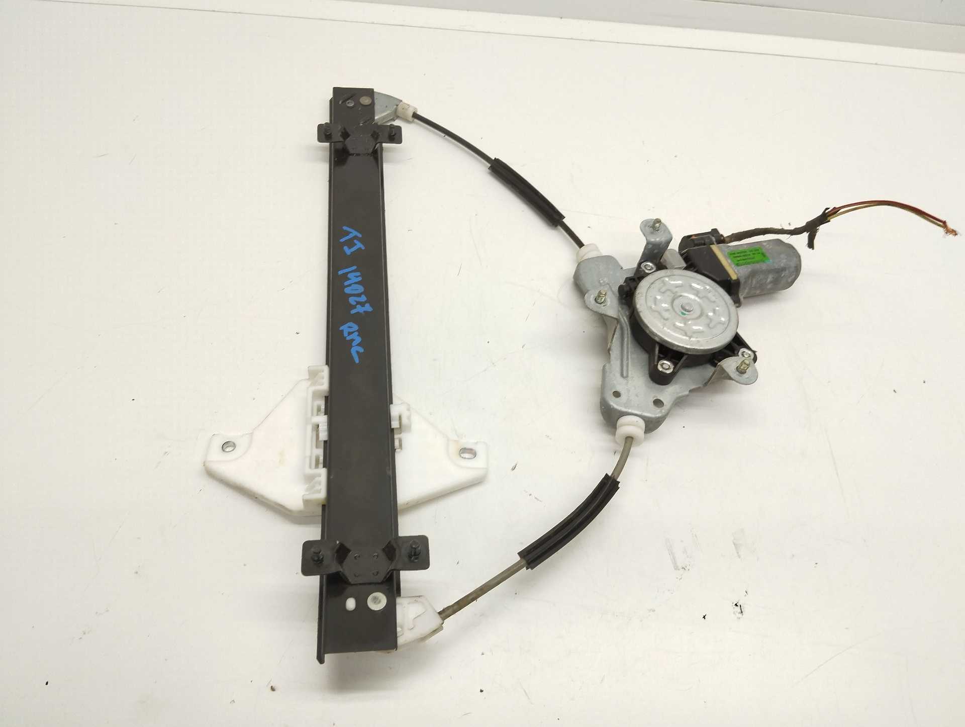 Recambio de elevalunas trasero izquierdo para ssangyong korando 2.0 td cat referencia OEM IAM 98830CZ010 DONGYANG 