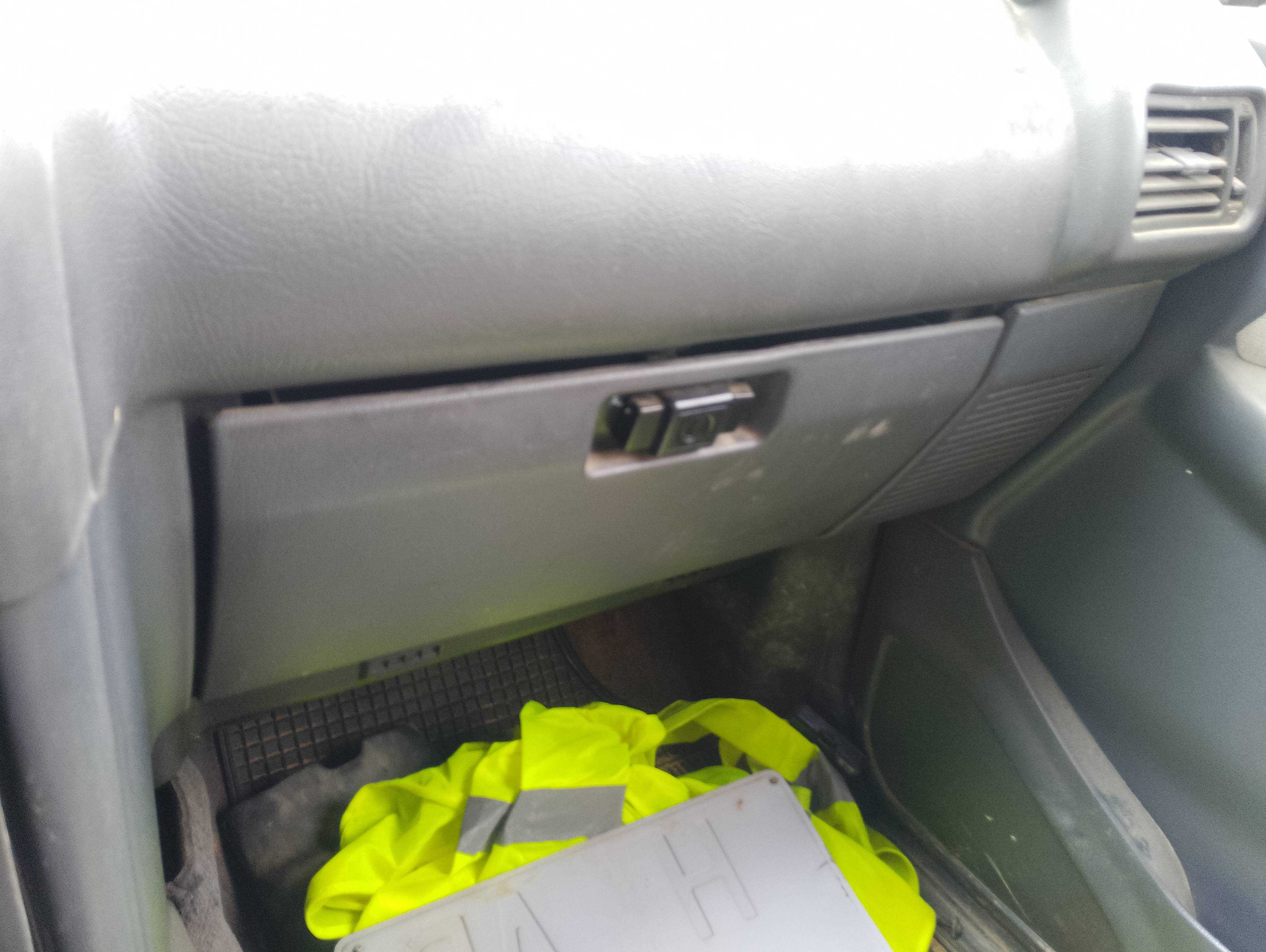 Recambio de guantera para mitsubishi pajero 2.5 turbodiesel referencia OEM IAM   
