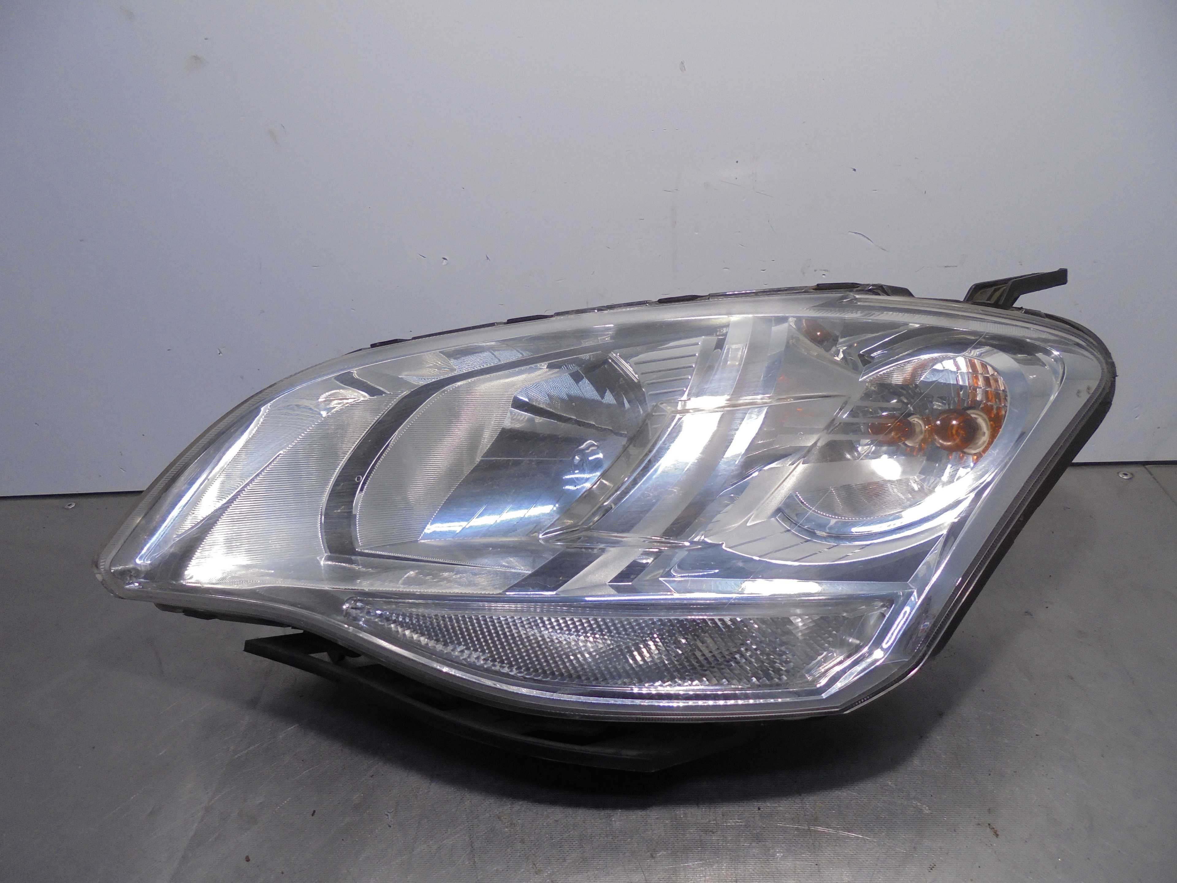 Recambio de faro izquierdo para ssangyong korando 2.0 td cat referencia OEM IAM   