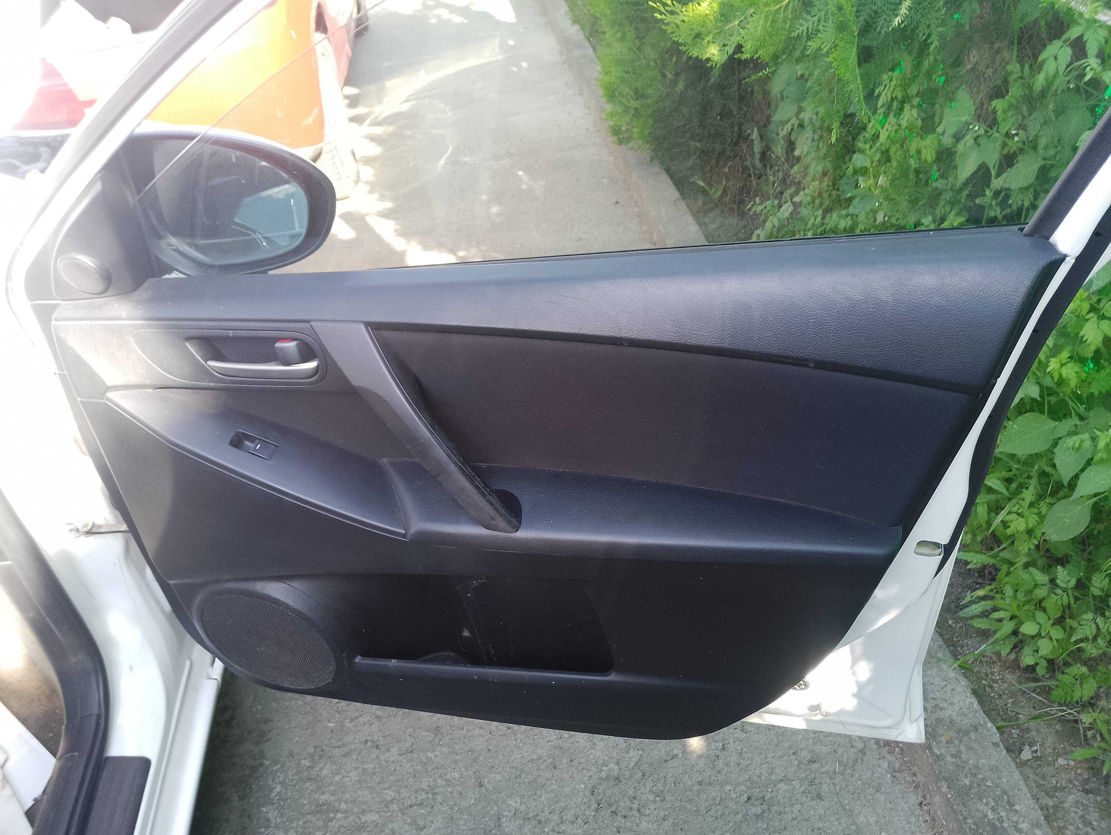 Recambio de guarnecido puerta delantera derecha para mazda 3 berlina (bk) 1.6 crdt active referencia OEM IAM   