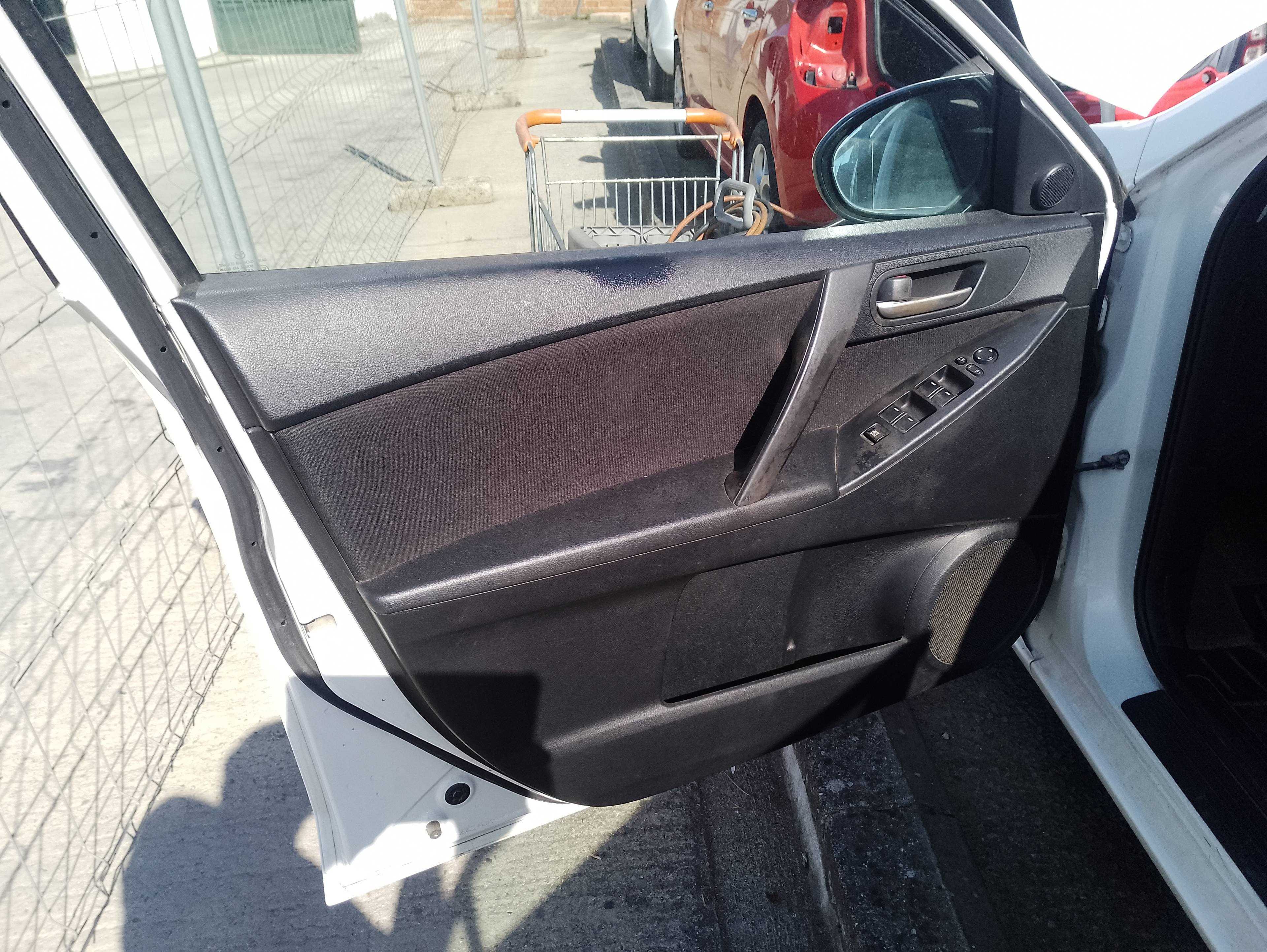 Recambio de guarnecido puerta delantera izquierda para mazda 3 berlina (bk) 1.6 crdt active referencia OEM IAM   