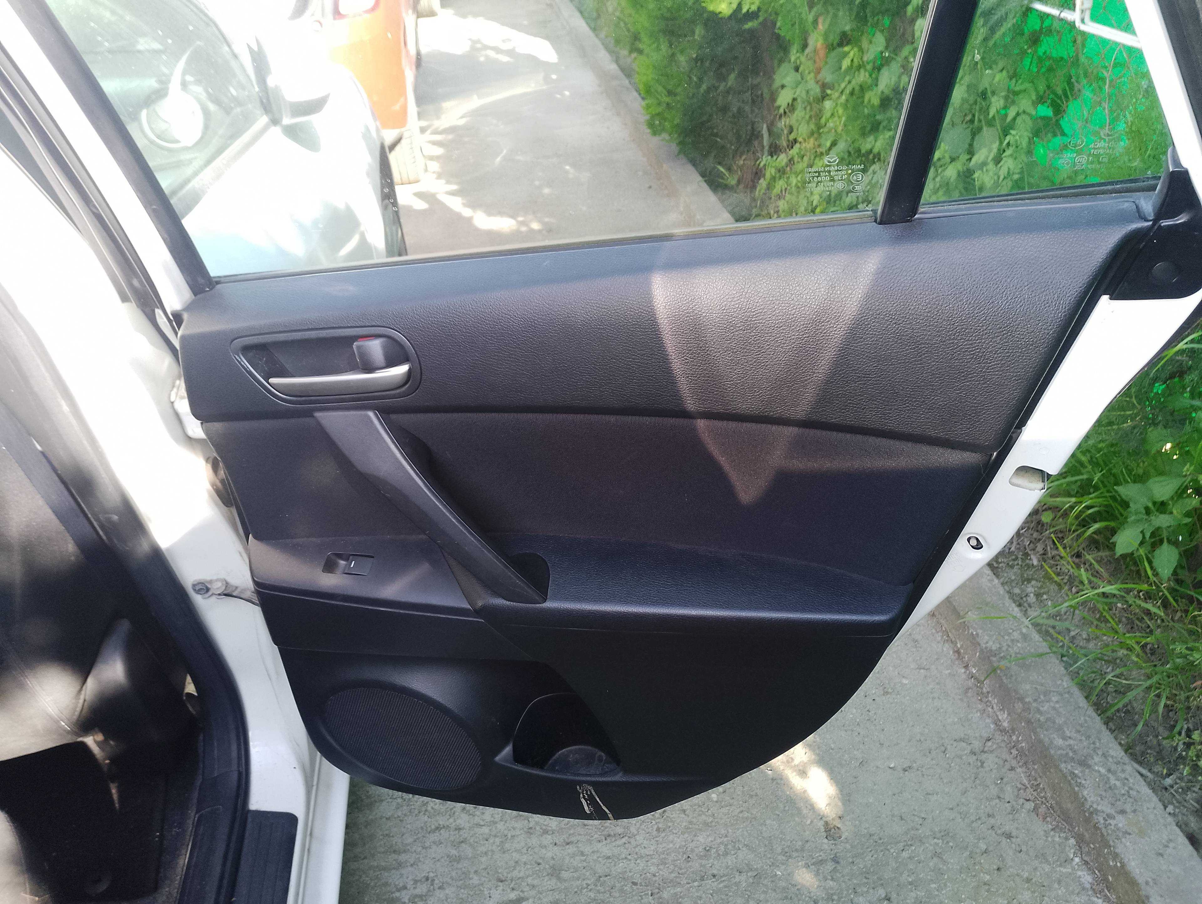 Recambio de guarnecido puerta trasera derecha para mazda 3 berlina (bk) 1.6 crdt active referencia OEM IAM   