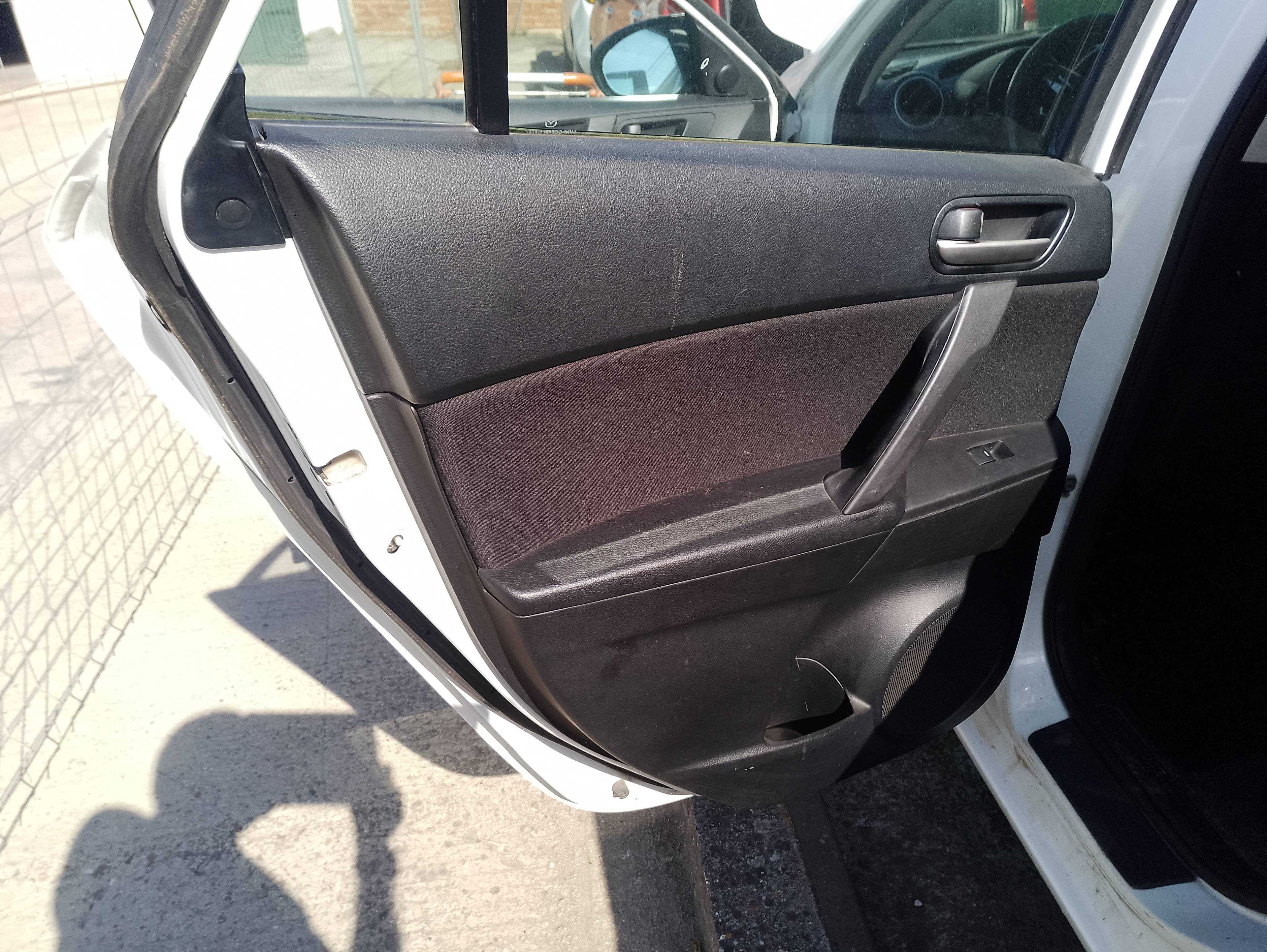 Recambio de guarnecido puerta trasera izquierda para mazda 3 berlina (bk) 1.6 crdt active referencia OEM IAM   