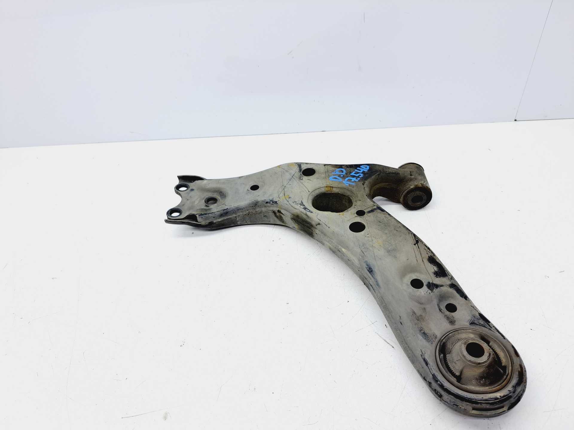 Recambio de brazo suspension inferior delantero derecho para toyota auris 1.6 16v cat referencia OEM IAM   