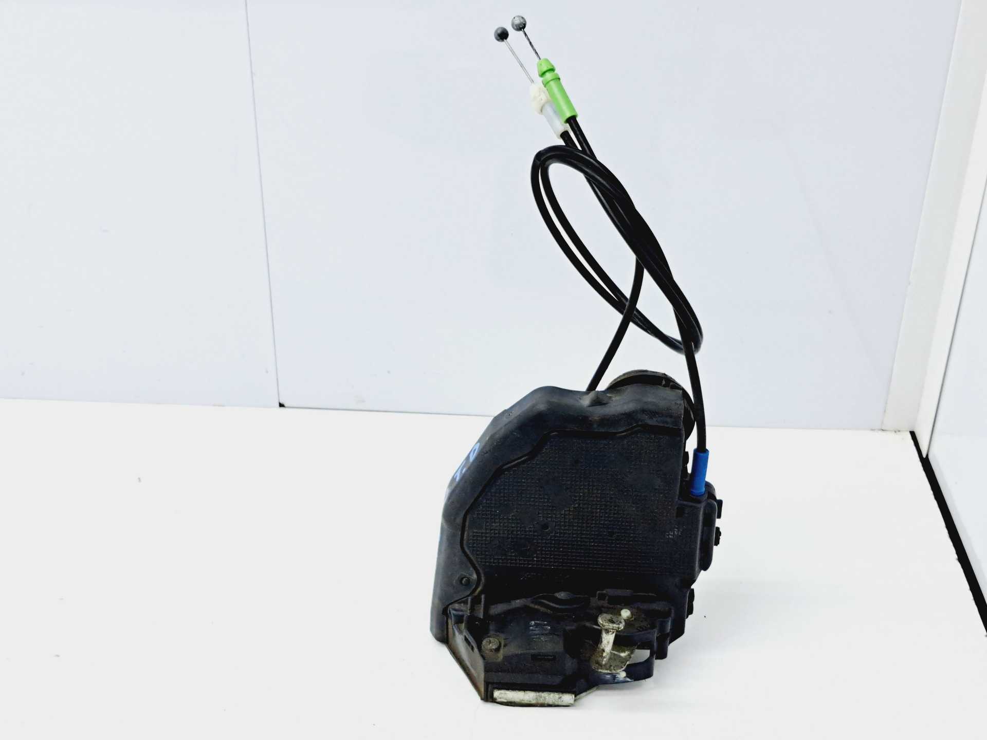 Recambio de cerradura puerta trasera derecha para toyota auris 1.6 16v cat referencia OEM IAM   