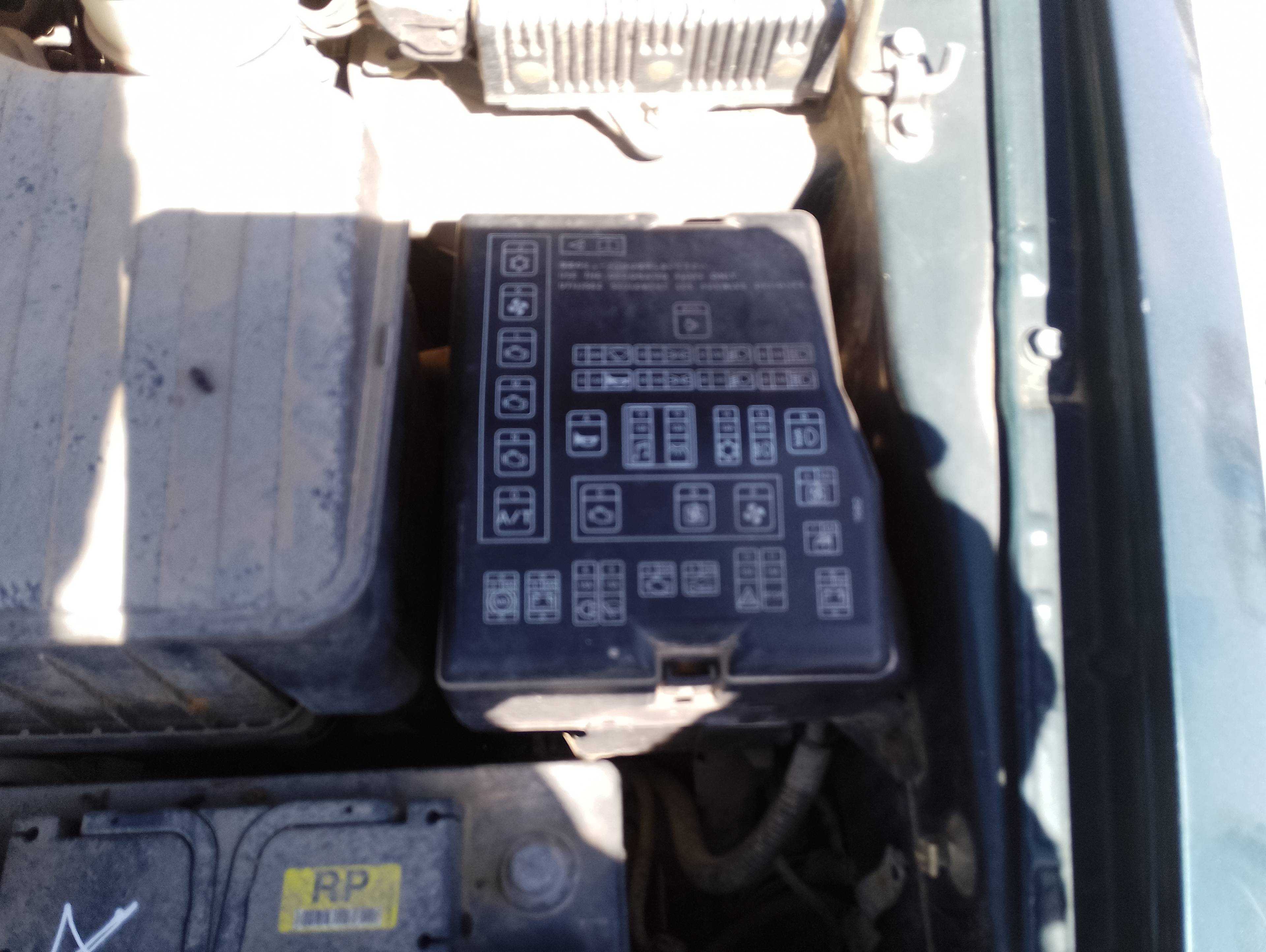 Recambio de caja reles / fusibles para mitsubishi space wagon (n80/n90) 2,4 glx referencia OEM IAM   