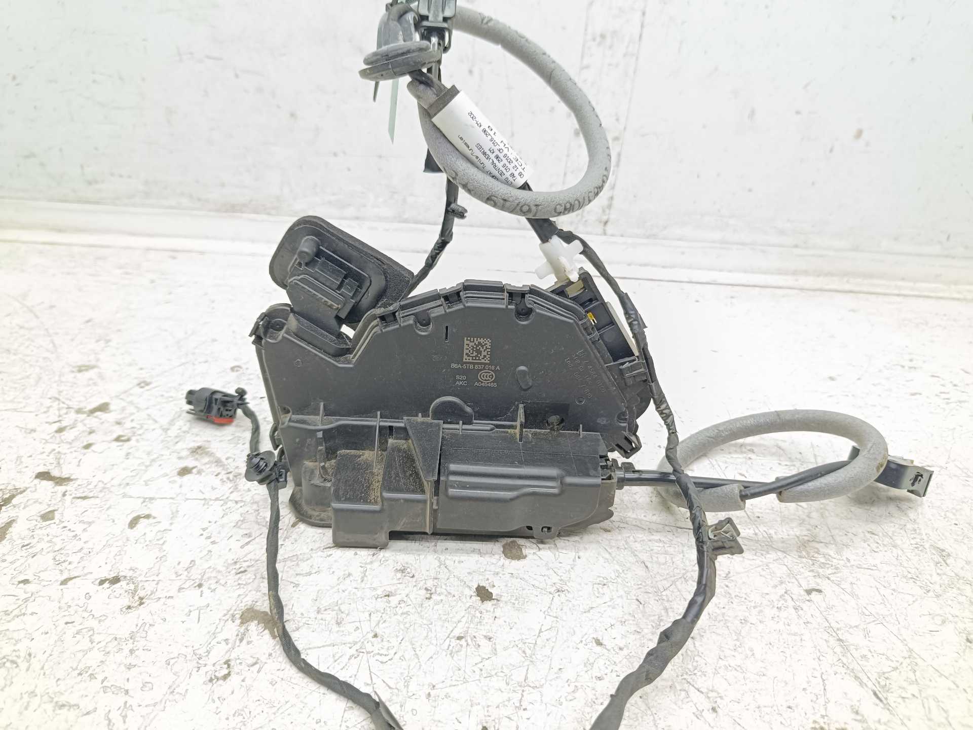 Recambio de cerradura puerta delantera derecha para volkswagen t-roc advance r-line referencia OEM IAM 5TB837016A  