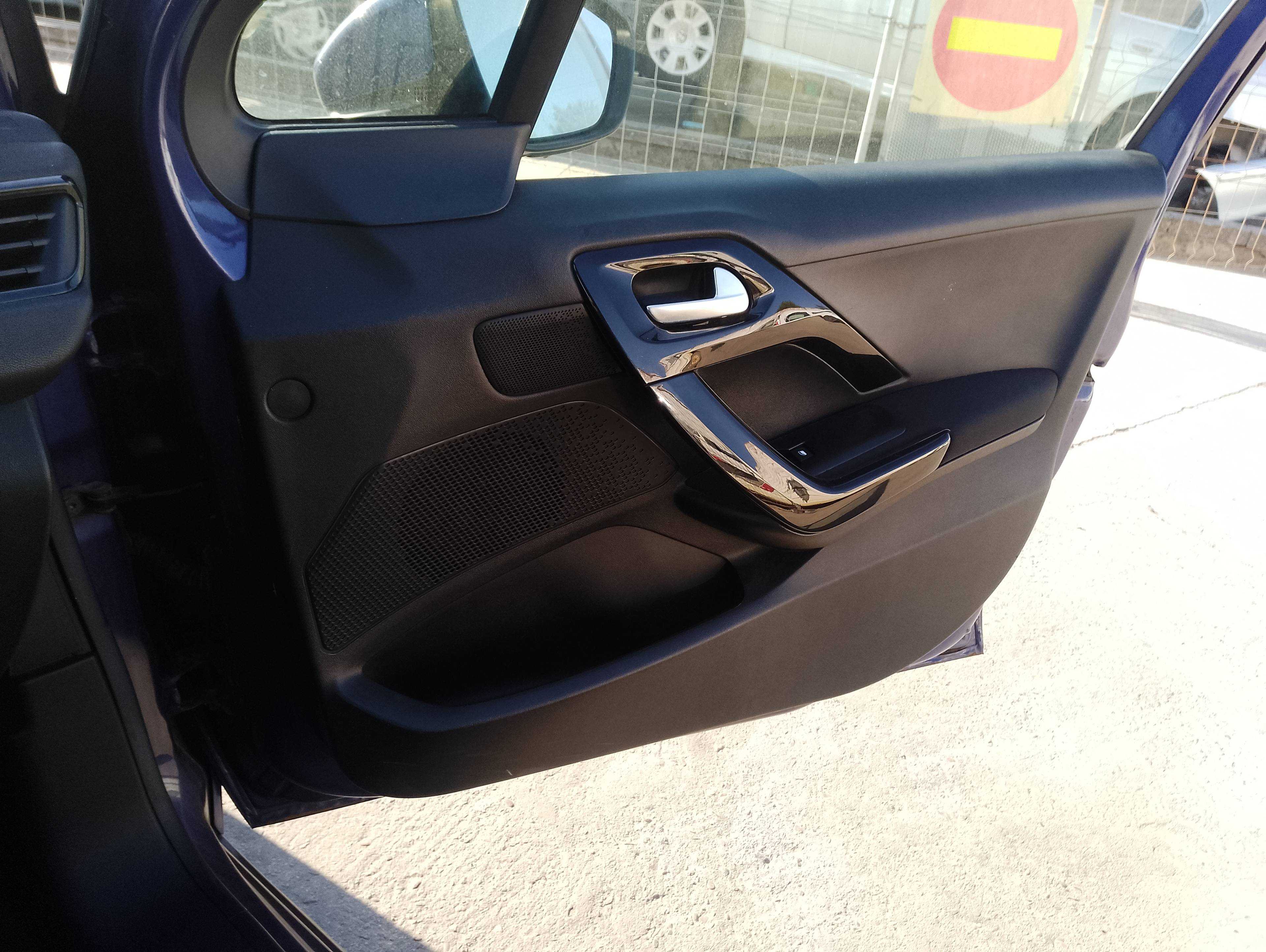 Recambio de guarnecido puerta delantera derecha para peugeot 208 access referencia OEM IAM   