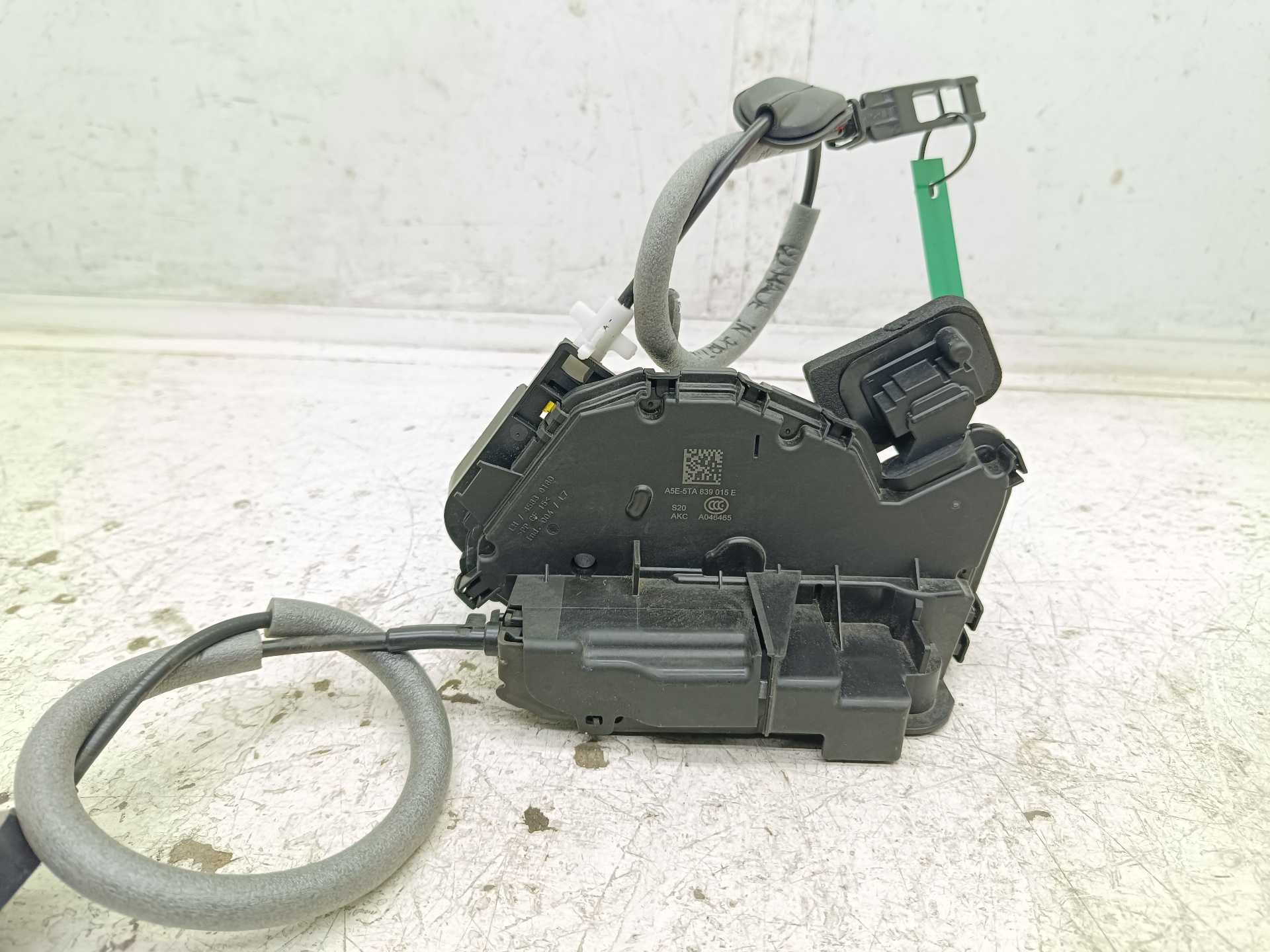 Recambio de cerradura puerta trasera izquierda para volkswagen t-roc advance r-line referencia OEM IAM 5TA839015E  